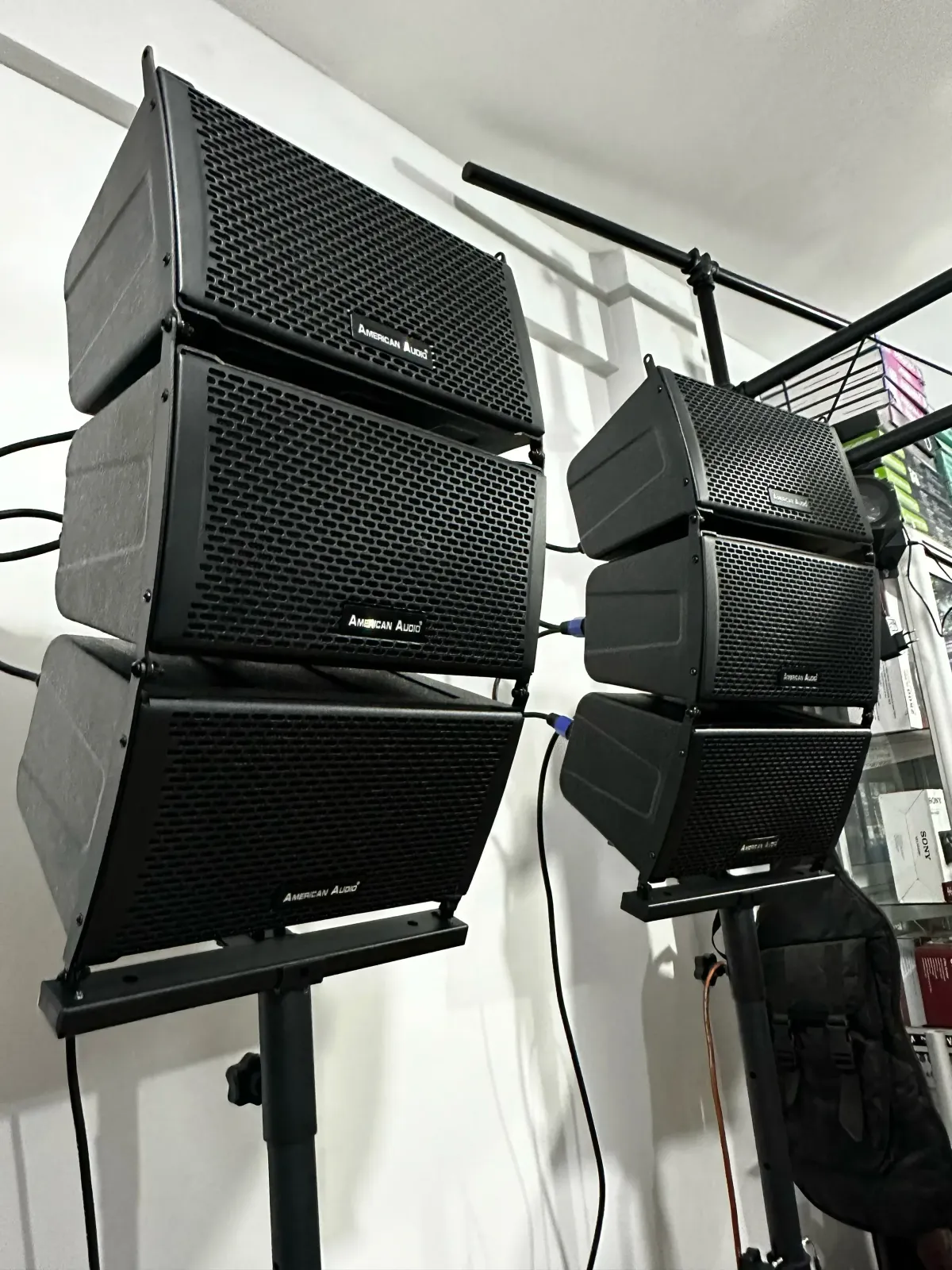 LINE ARRAY AMERICANA AUDIO BAJOS ACTIVOS 18" DELPAR DE COLUMNAS: 15,200bs  PEDIDOS: 69442828  PEDIDOS POR MAYOR: 69482978  INCLUYE:  2 BAJOS ACTIVOS DE 18" AMERICAN AUDIO  6 MEDIOS ARRAY CADA MEDIO 6" 1/2 2 PEDESTALES METALICOS  CABLES DE CONECCION  ENTRADAS:  USB-BLUETOOTH-SD-RCA-AUXILIAR 2 ENTRADAS DE MICROFONO - SISTEMA ECCO REGULABLE  💥SUB CROSSOVER💥 2 ENTRADAS EN CANON  2 SALIDAS EN CANON  4