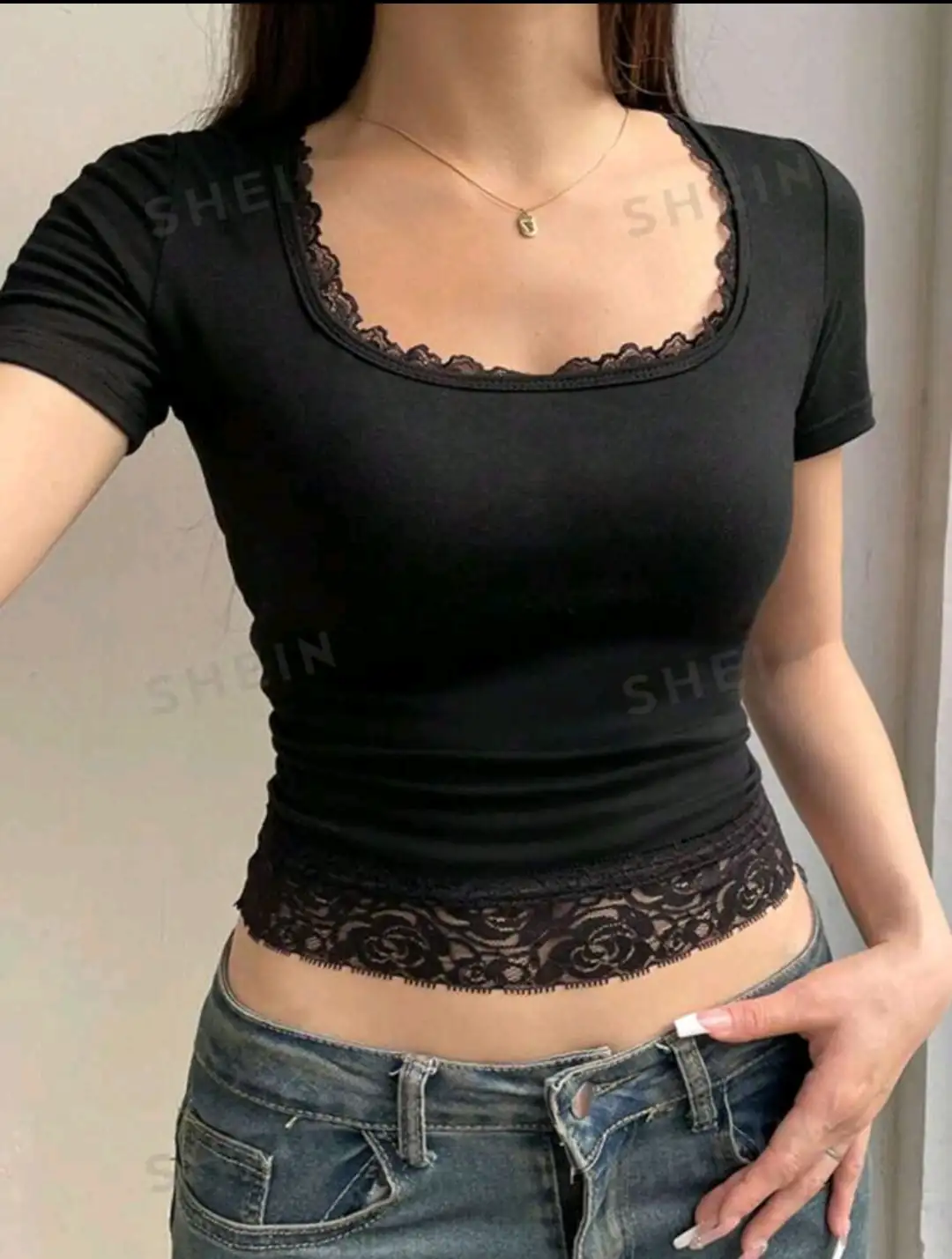 SHEIN Essnce Camiseta De Verano Corta De Encaje Con Diseño Ajustado Y Moderno