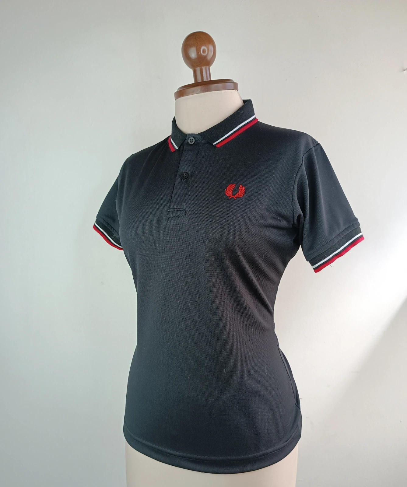Camisa Polo negra con rojo y blanco