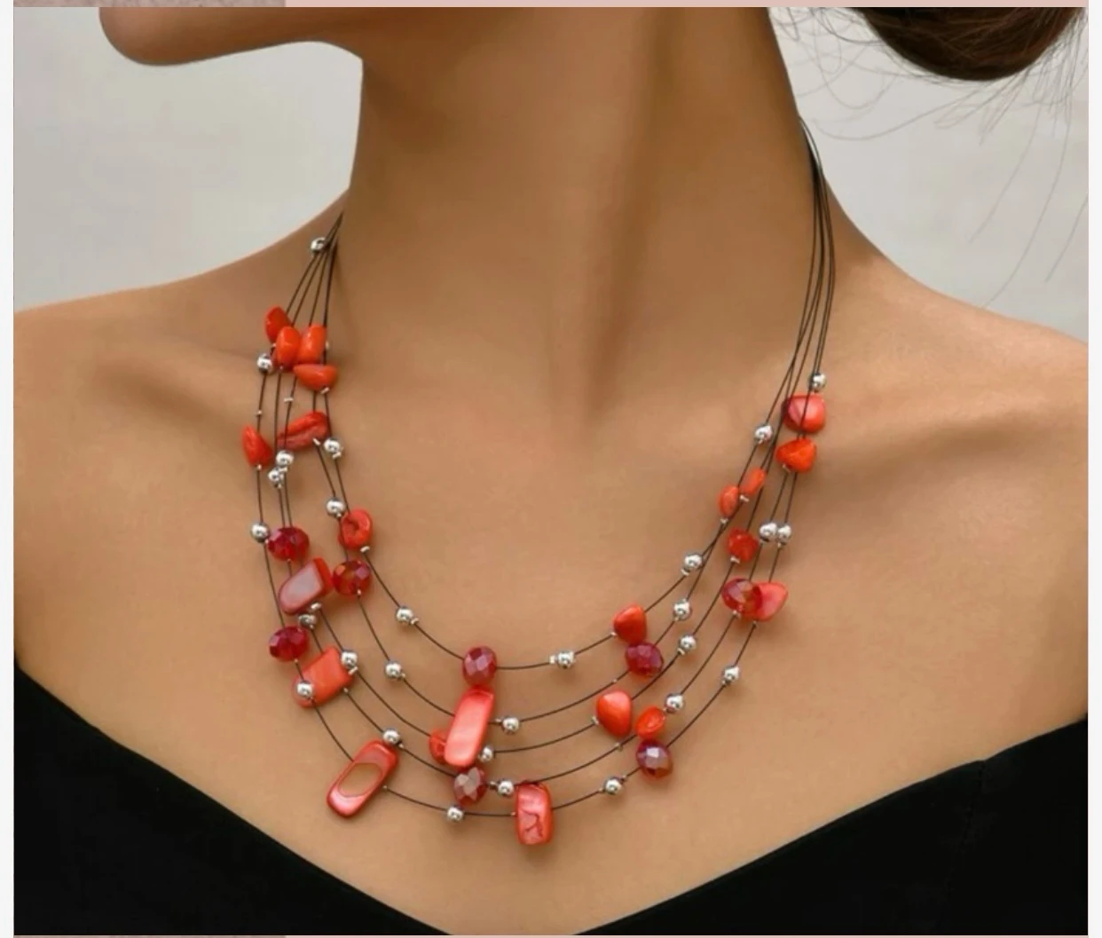 Collar flotante en capacas en tono sandía 