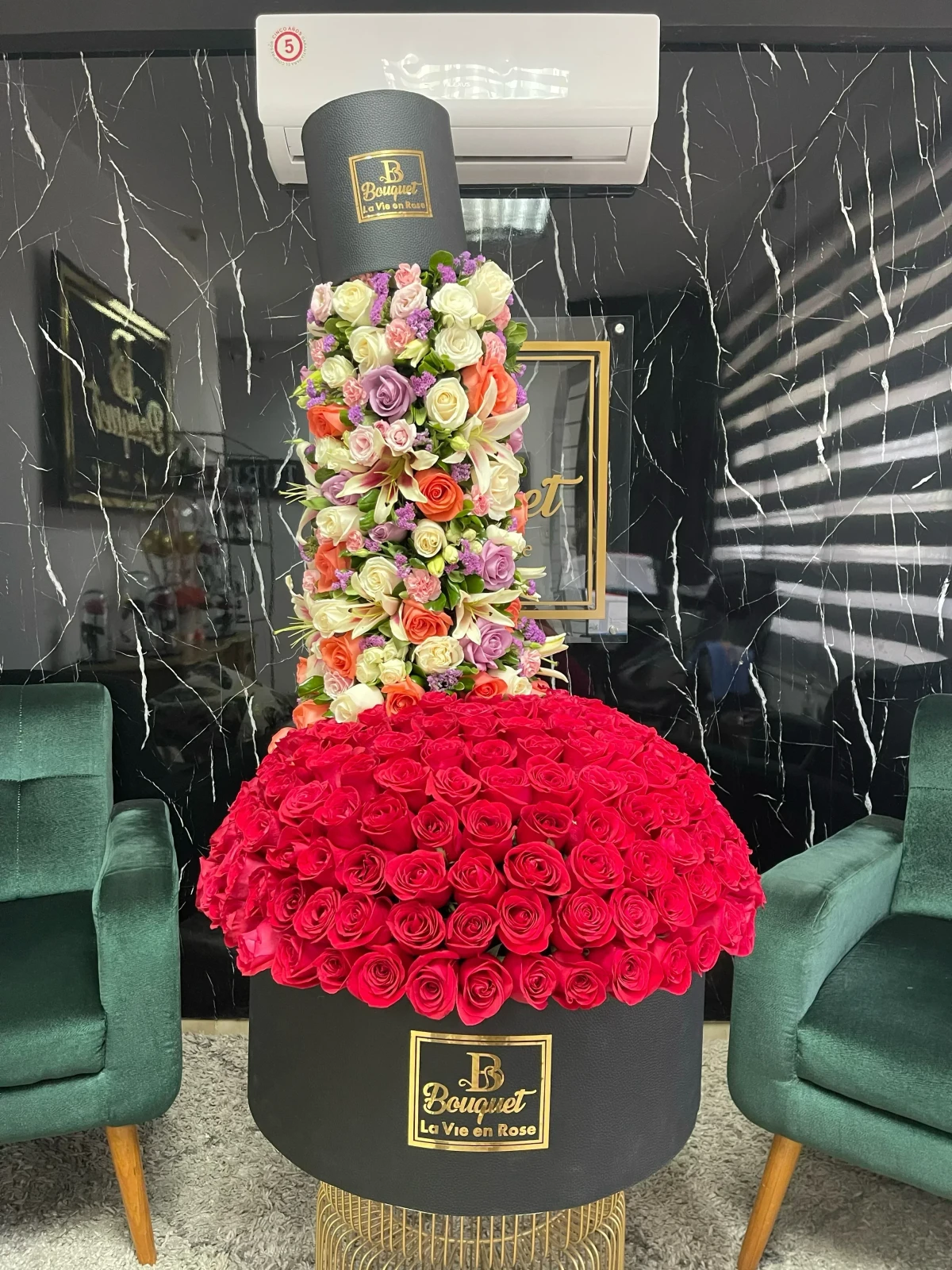 Maxi redodondo con rosas y cascada de flores 