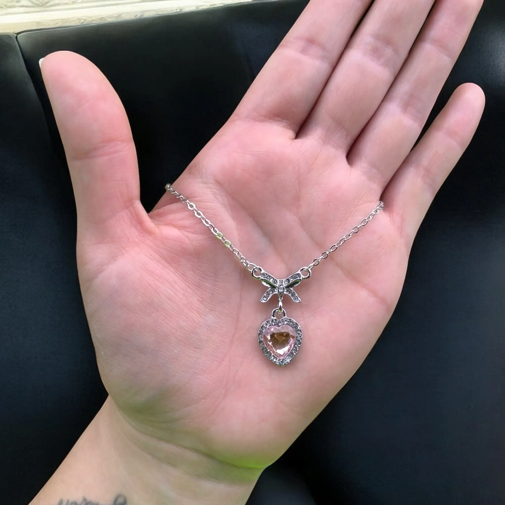 Lazo plateado con corazón rosa 2