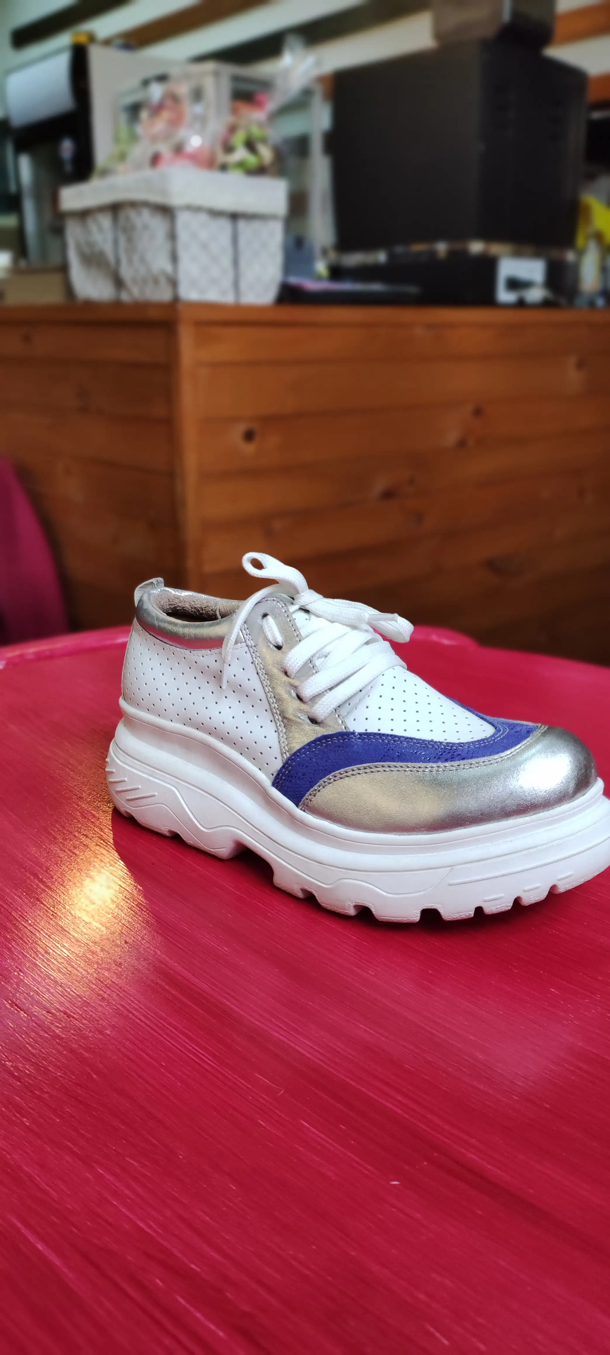 Zapatilla blanca con azul rey