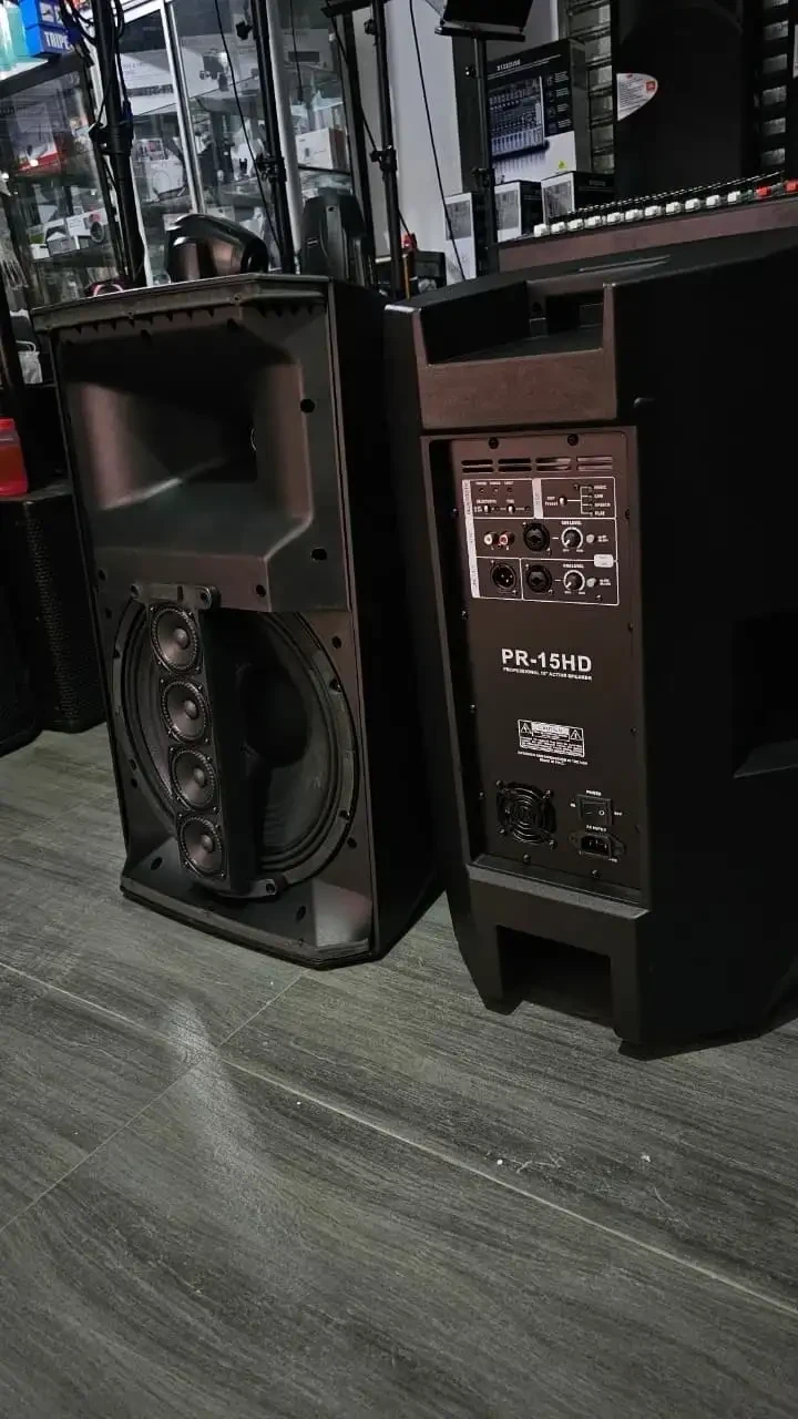 MONITOR PROFESIONAL 15" GEMINI PR-15HD       :  Este modelo es ideal para eventos sociales, conjuntos musicales, DJs y clubs que requieren un alto rendimiento y una excelente calidad de audio  Función Bluetooth y TWS (permite enlazar dos equipos iguales de manera inalámbrica). Entradas: 1 RCA estéreo, 2 XLR Combo. Salida de línea: 1 XLR. Frecuencia de respuesta: 40Hz-20kHz. Dimensiones: 38 x 42 x 67.5 cm. Peso: 23 kg. Portabilidad: Agarradera para transportar fácilmente y terminales para colgar el bafle Frecuencia de respuesta (10dB)	40 Hz - 20 kHz Max. SPL (	130dB Impedancia	4 Ohms Transductor LF	Woofer 15'', 65mm voice coil Transductor MF	4 altavoces de bajo de 3" Transductor HF	Unidad de 1.75" Potencia	 3000W 4