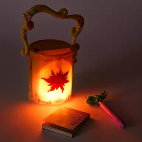 Linterna iluminada y set de papelería de Enredados 2