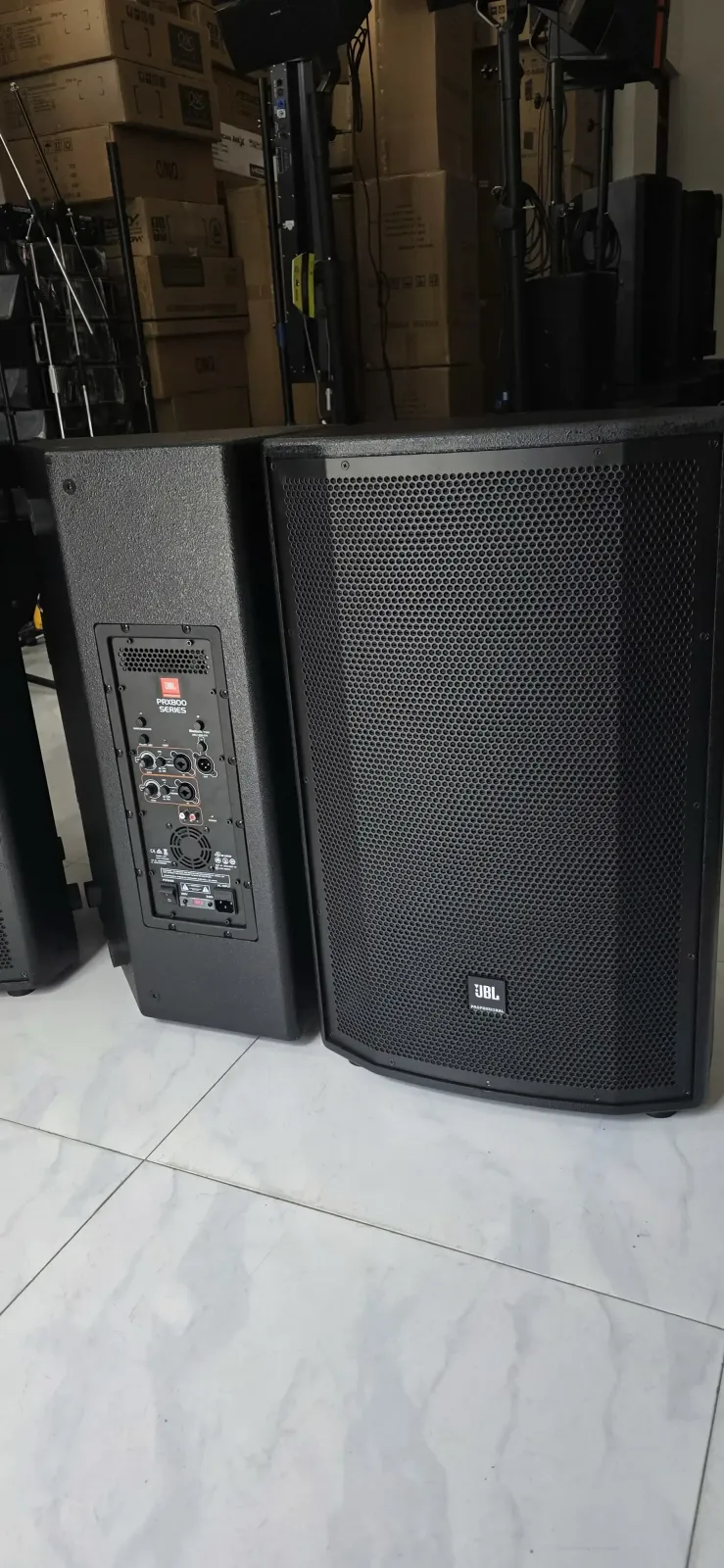 JBL PRX815W🔊🔊🔊     💵 Precio: 3850BS UNIDAD.      SOMOS DE COCHABAMBA, TAMBIEN SE REALIZAN ENVIOS A TODA BOLIVIA. El JBL PRX815 es un altavoz de rango completo diseñado para sistemas principales y monitores de suelo. Con un diseño bass-reflex de 15" y dos vías, alimentado por un amplificador clase D de 1500 vatios, el PRX815 ofrece un volumen increíble en un formato ligero y compacto.