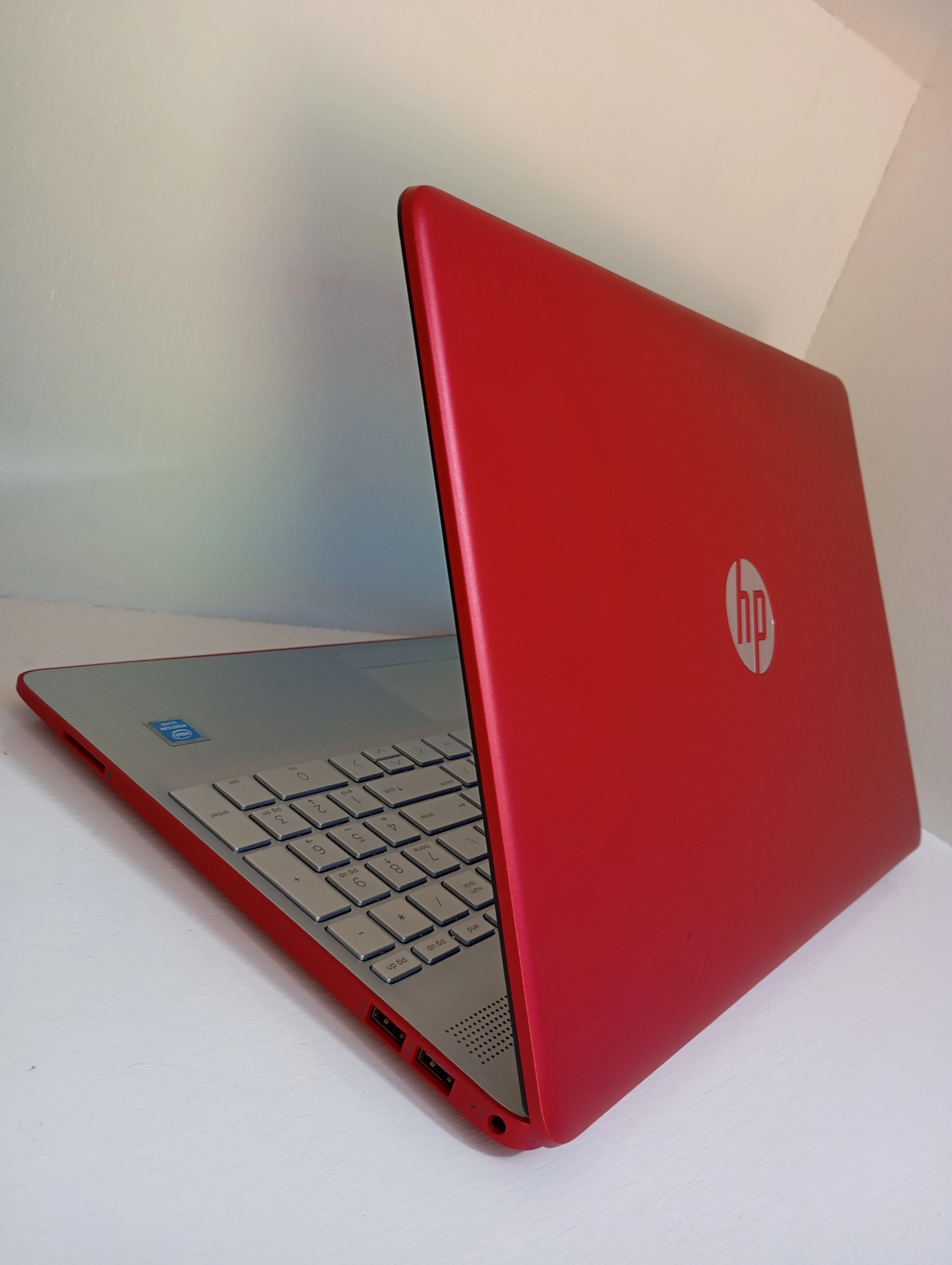 Noteb. HP Pentium Silver. Semi Nueva C/ Cargador . Sin Detalles  3