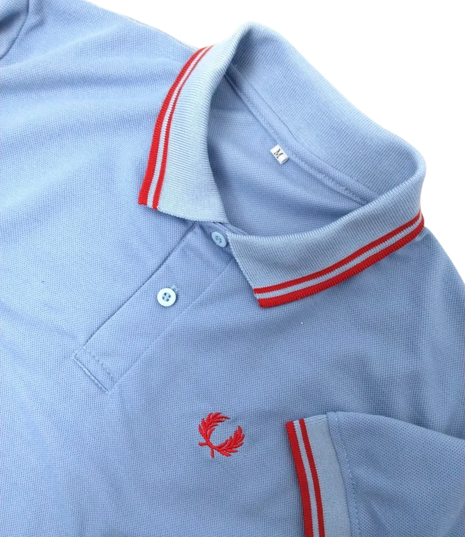 Camisa polo celeste con rojo