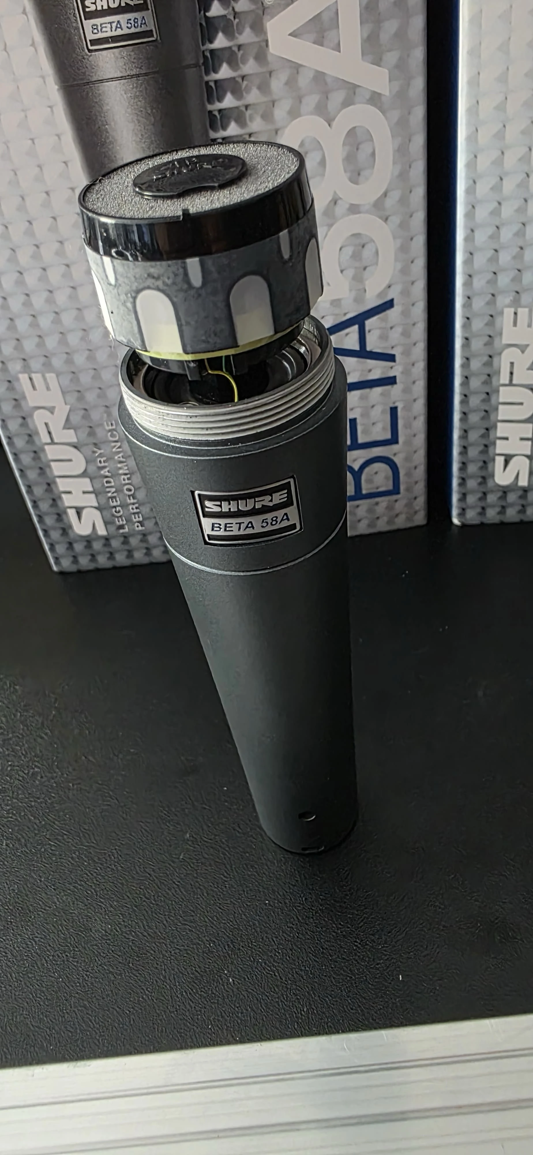 MICROFONO ORIGINAL MEXICANO  BETA 58A🎤🎤🎤           PRECIO 450BS 💵  Vocal supercardioide  Avanzado sistema antigolpes neumático que minimiza la transmisión de ruidos mecánicos y vibraciones. Rejilla de acero templado que resiste golpes y maltrato. Excelente para voces al vivo. Sonido rico. Completo. Sofisticado. ¿Tu micrófono está a la altura de tu voz? Durante décadas, el BETA®️ 58A ha sudado la gota gorda, situando la voz como protagonista en los escenarios más grandes del mundo. Para un sonido que conquiste a todo el público, este es tu micrófono ideal. 5