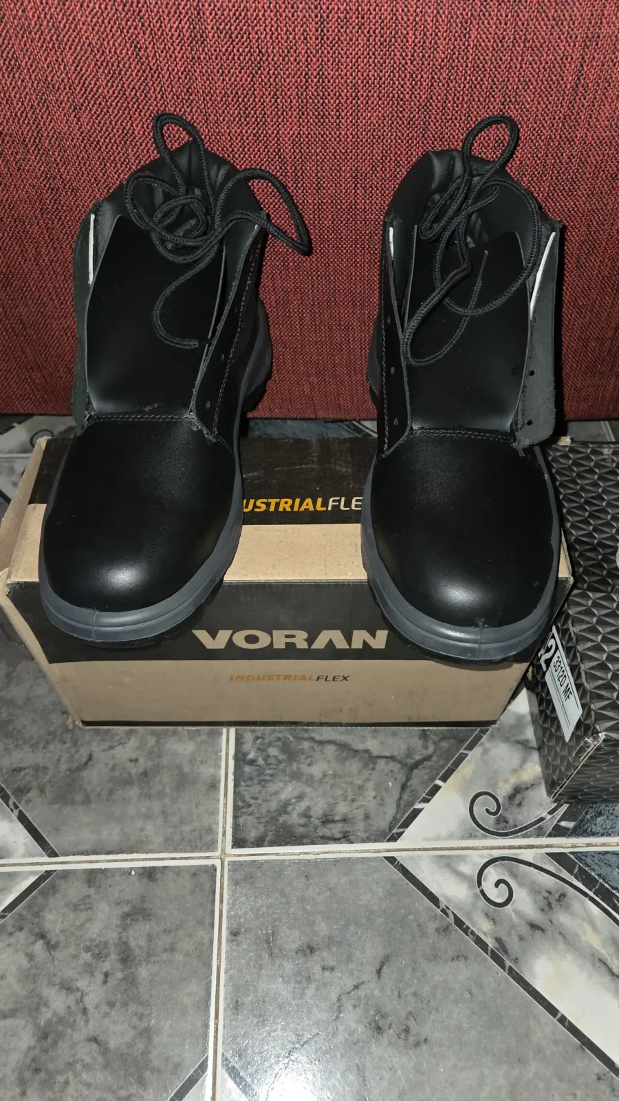 Botines de seguridad con punta de acero dieléctrico marca VORAN 42