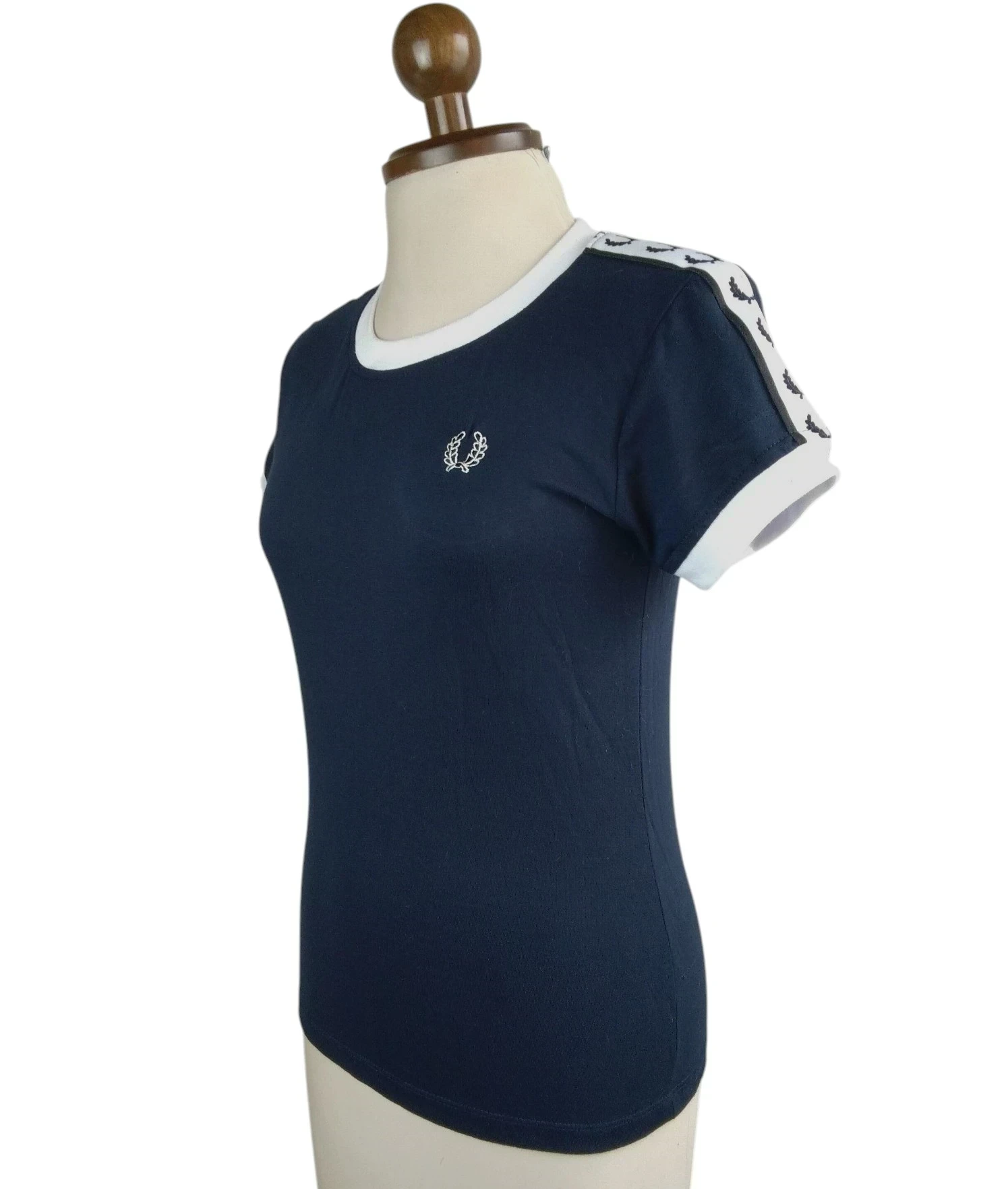 Camiseta azul oscuro con laureles  2