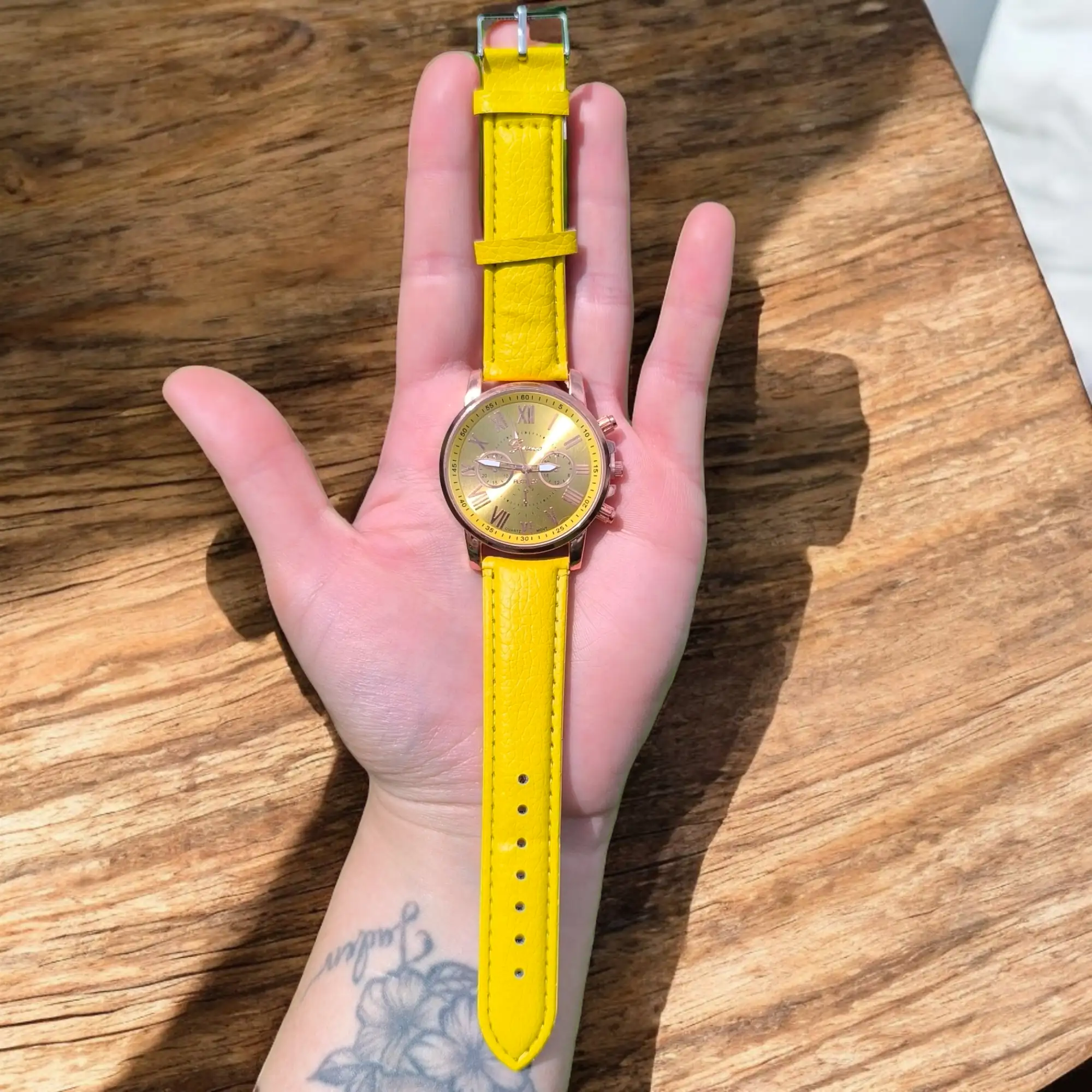 Reloj redondo amarillo 