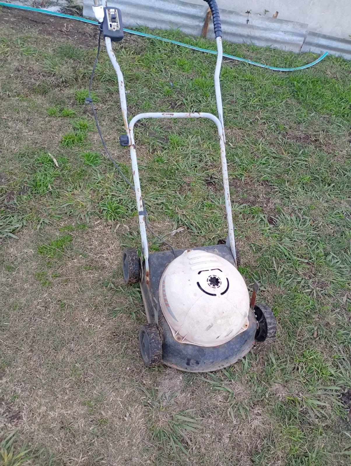 Cortadora de pasto funcionando eléctrica