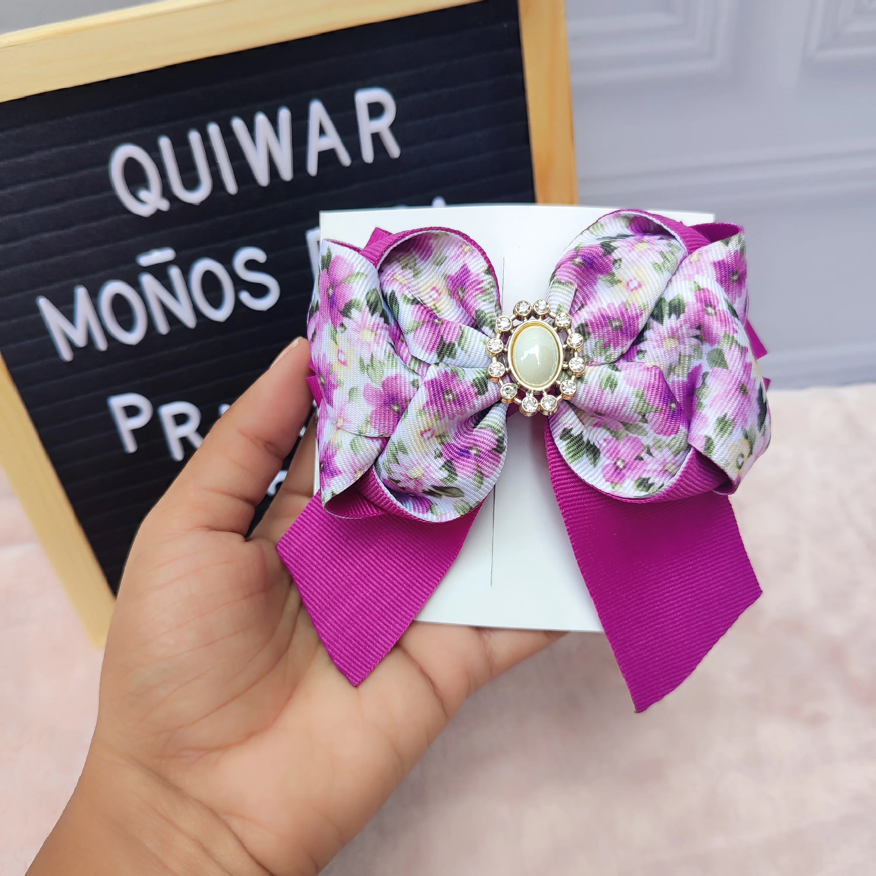 Lazo Estampado de Flores morado con Aplique