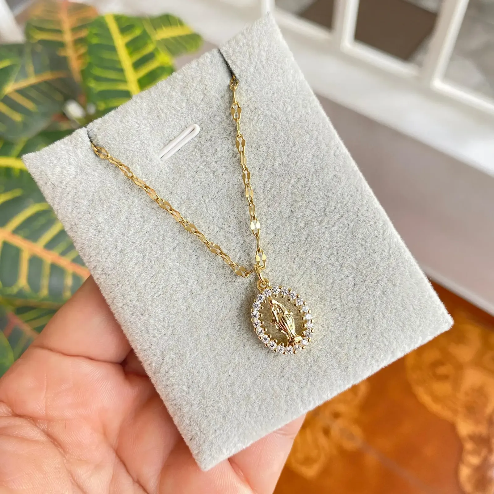 Cadena Y Dije En Acero Con Piedra Circon De Virgen Pequeña Blanca 2