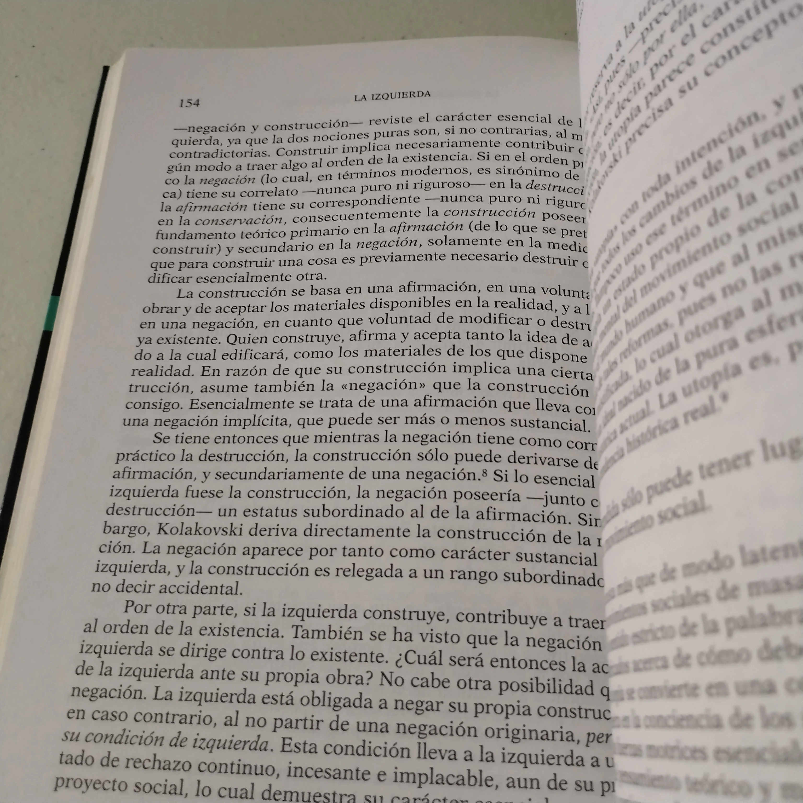 La izquierda, Héctor Ghiretti, usado 3