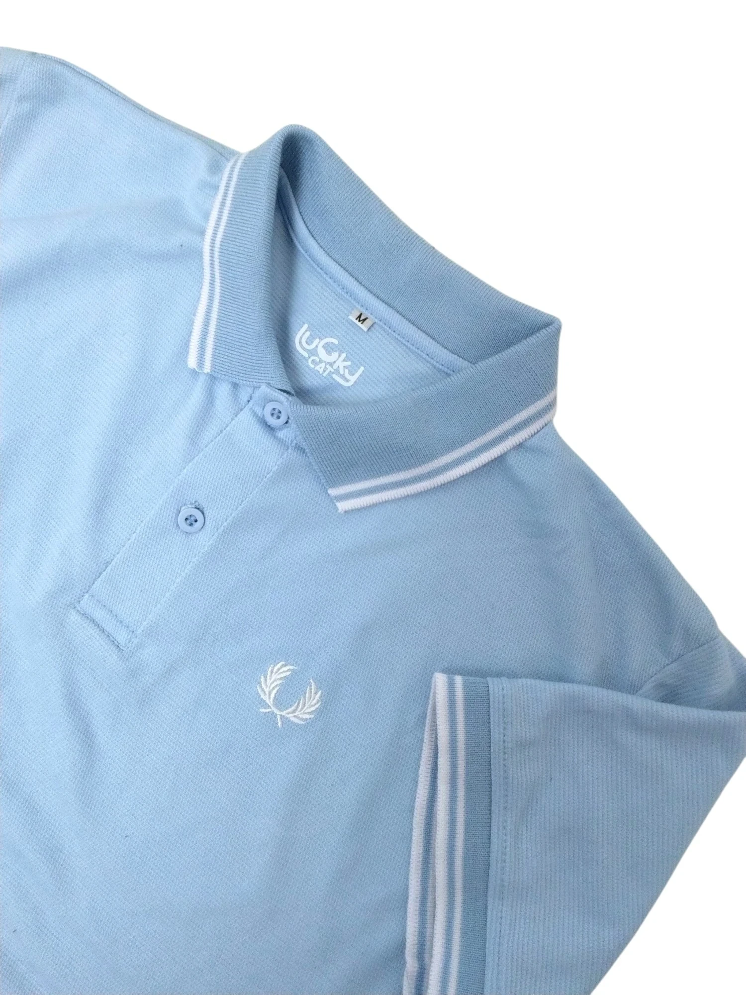 Camisa polo azul claro con blanco 