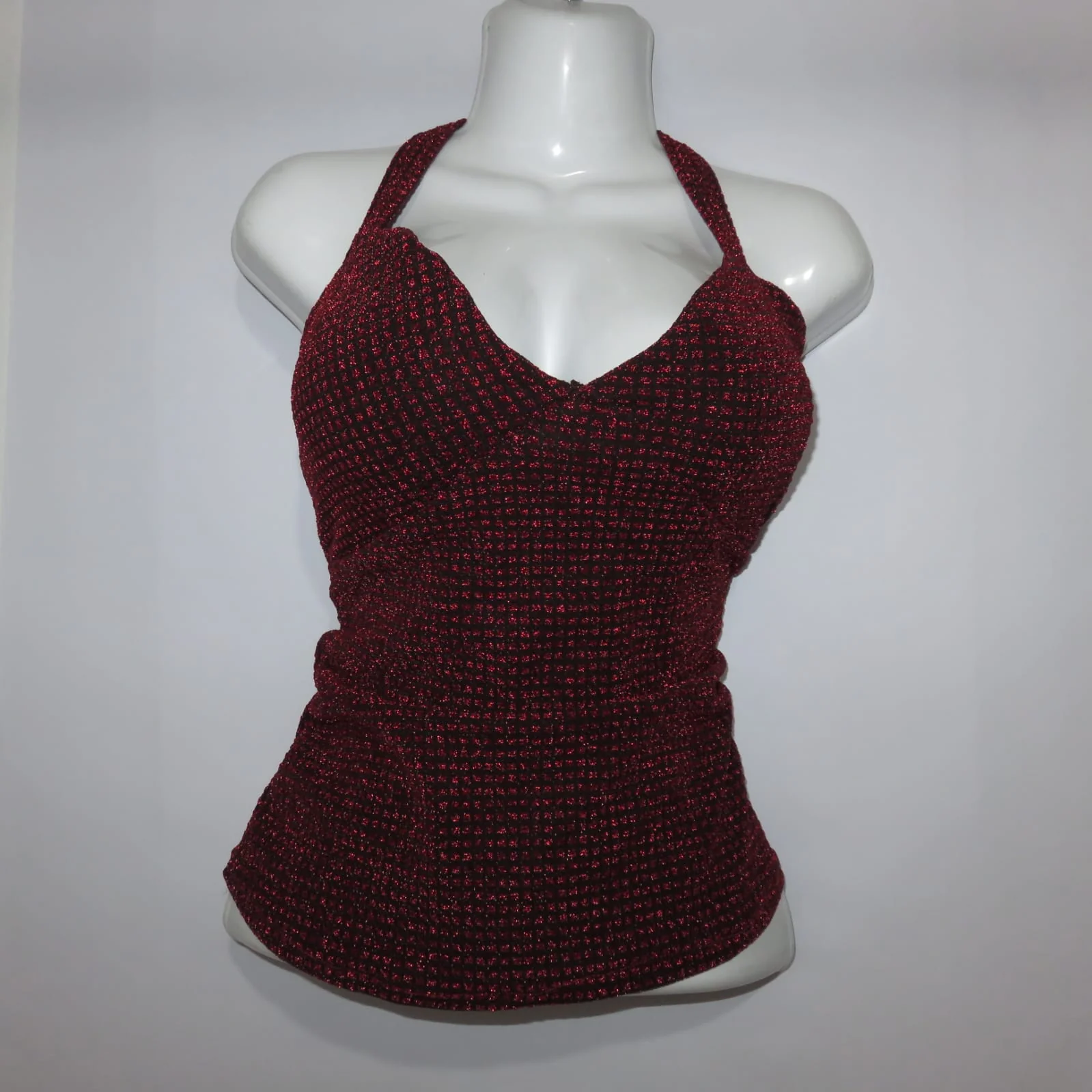 Blusa roja brillosa con copa