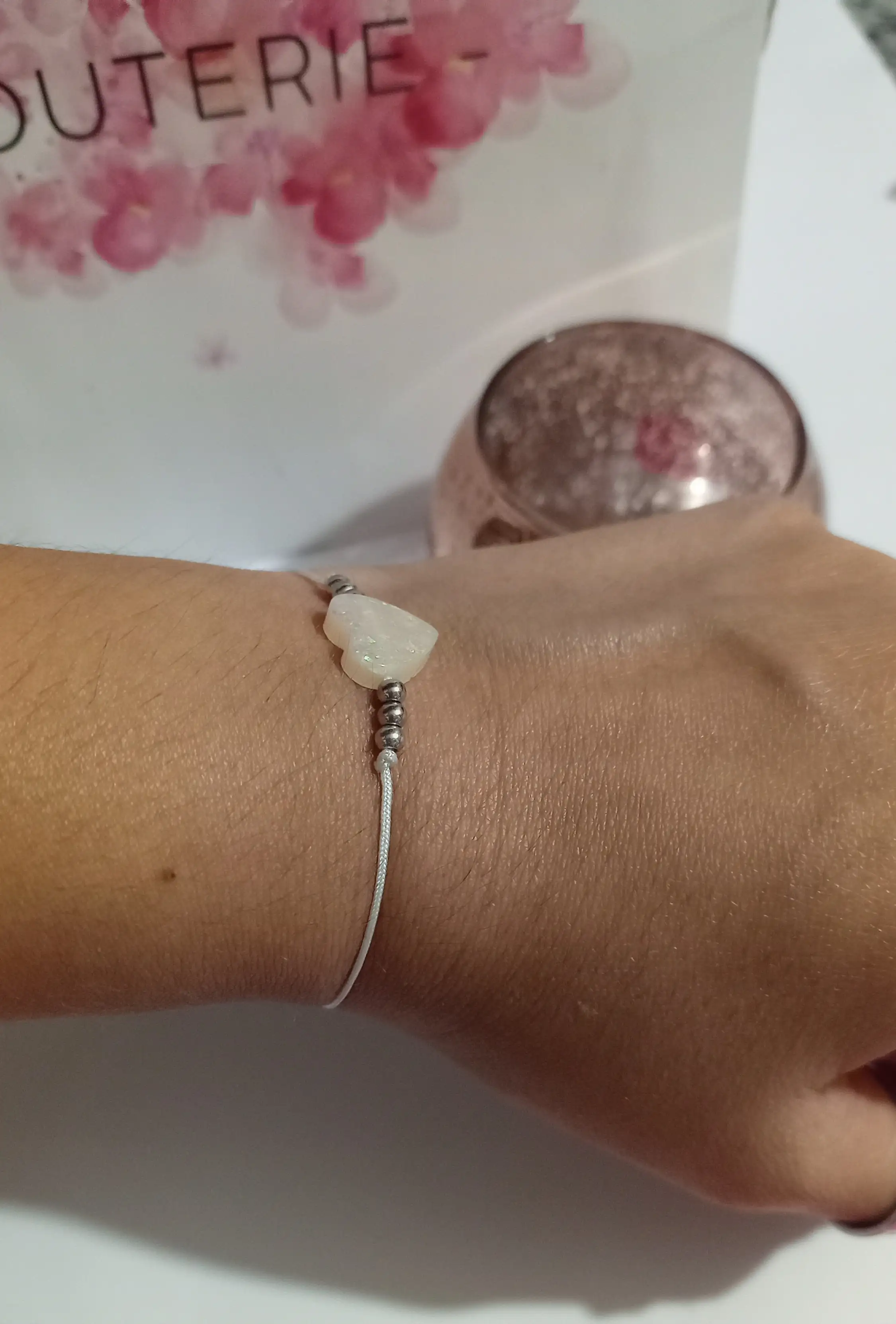 Pulsera de hilo con dije corazon blanca 2