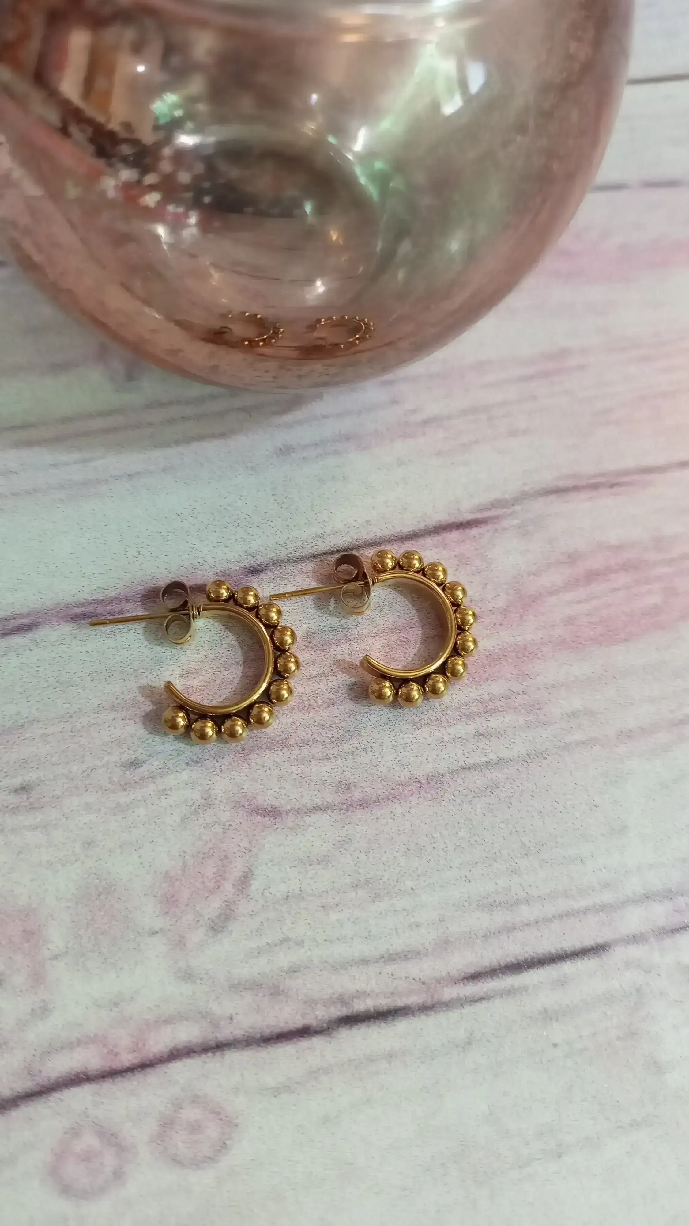 Aros pasantes dorados,con bolitas😍