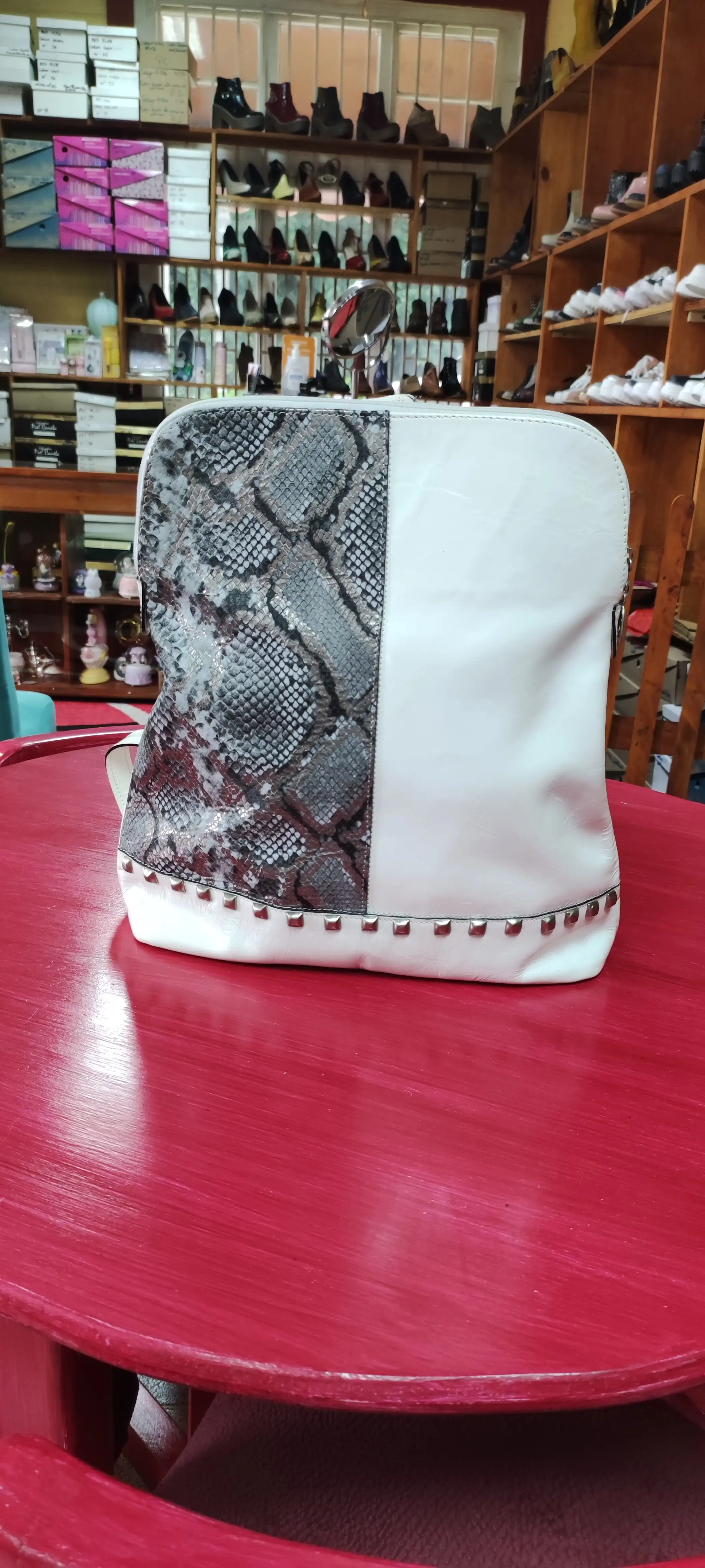 Mochila blanca con animal print
