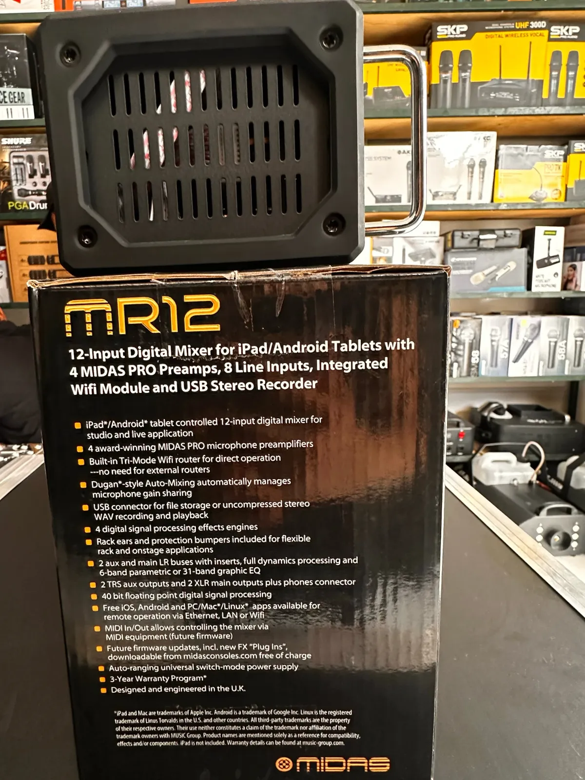 La Midas MR12 es una mezcladora digital de 12 canales diseñada para estudios y aplicaciones en vivo, controlada a distancia a través de una aplicación para tabletas (iPad o Android), PC y Mac. Su diseño portátil tipo "caja de escenario" integra un enrutador Wi-Fi para un control inalámbrico sin necesidad de equipos externos.  4