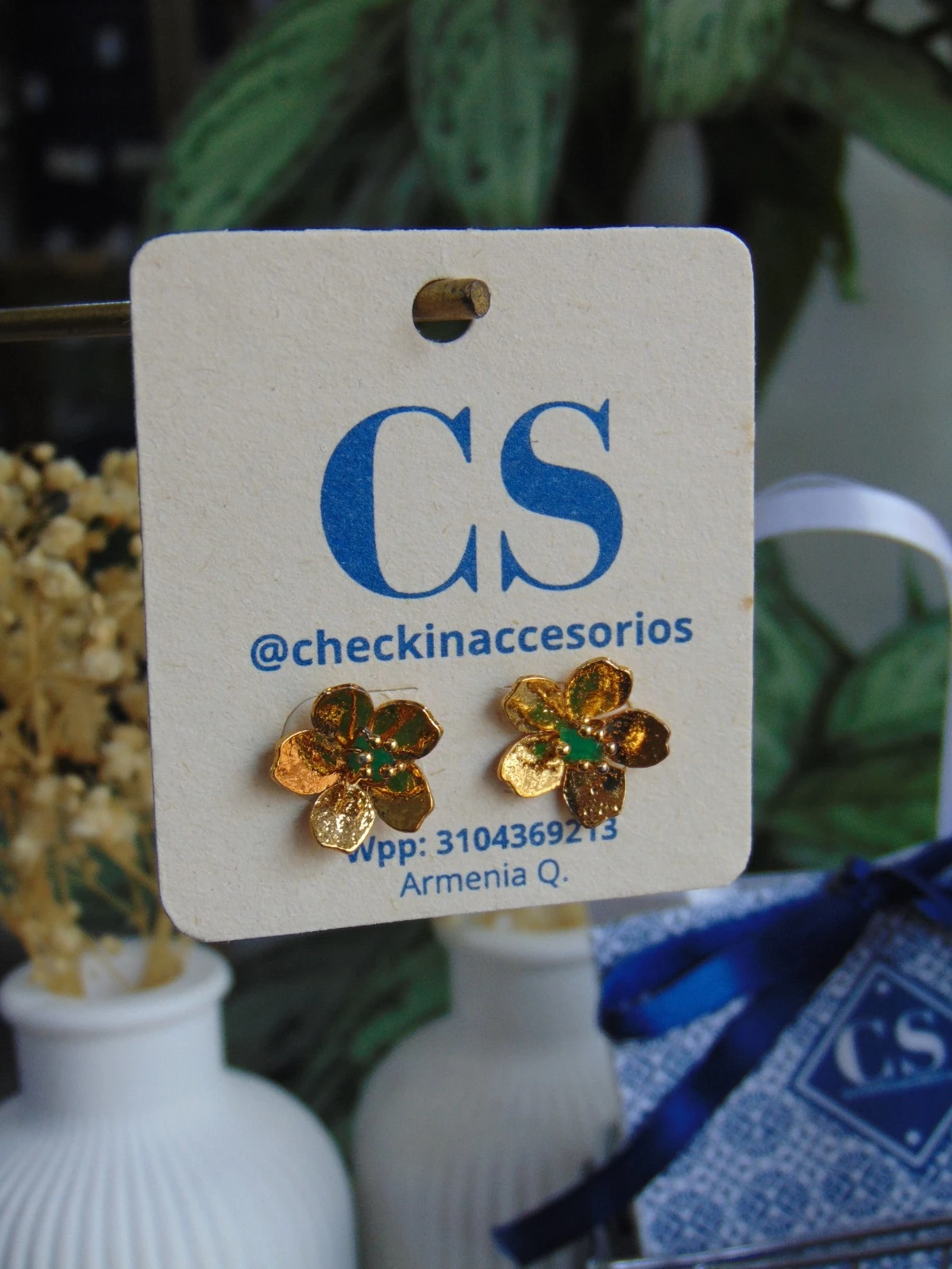 ARETE TOPO BAÑO DE ORO 24K FLOR PEQ MURRALLA ESMERALDA