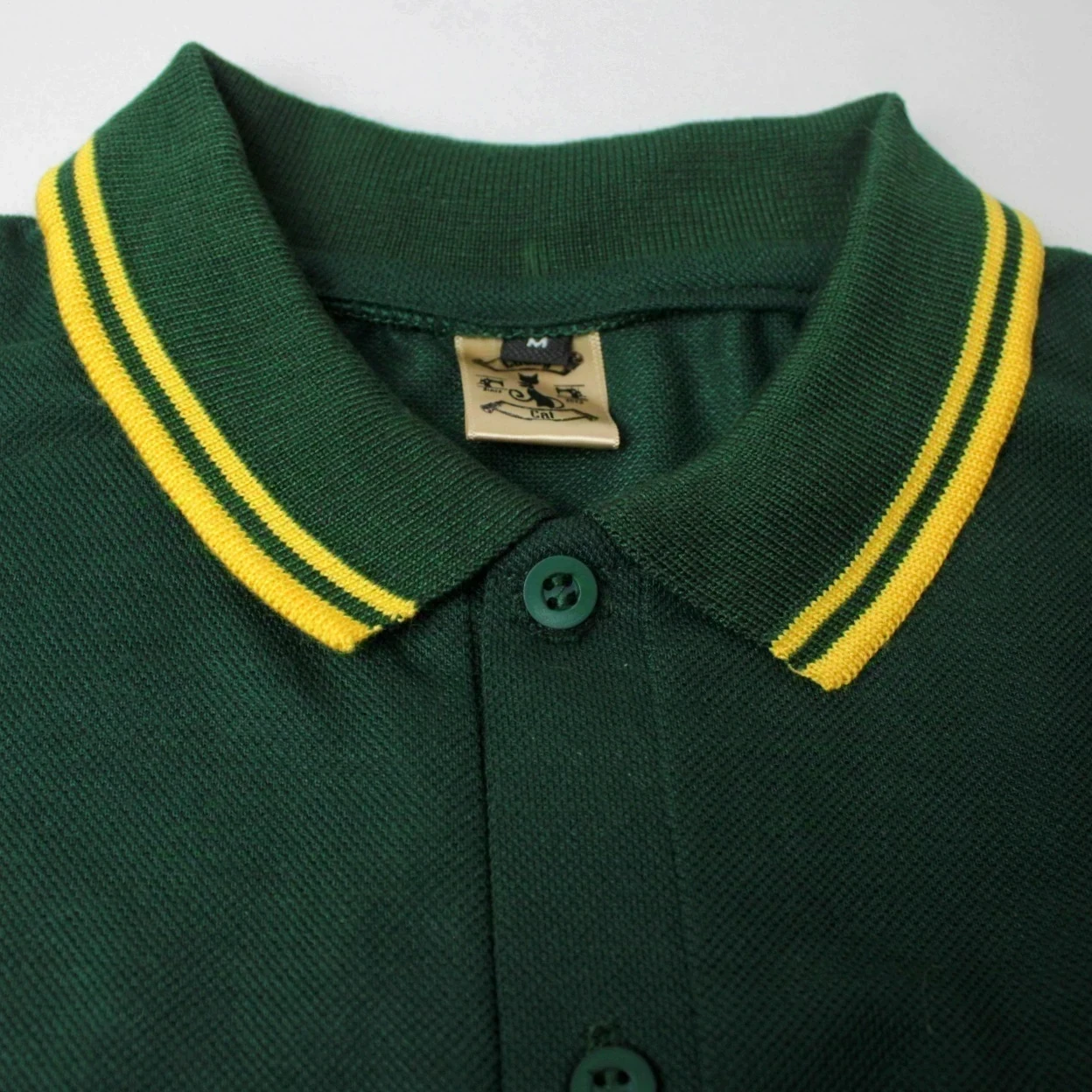 camisa polo verde botella con lineas amarillas 