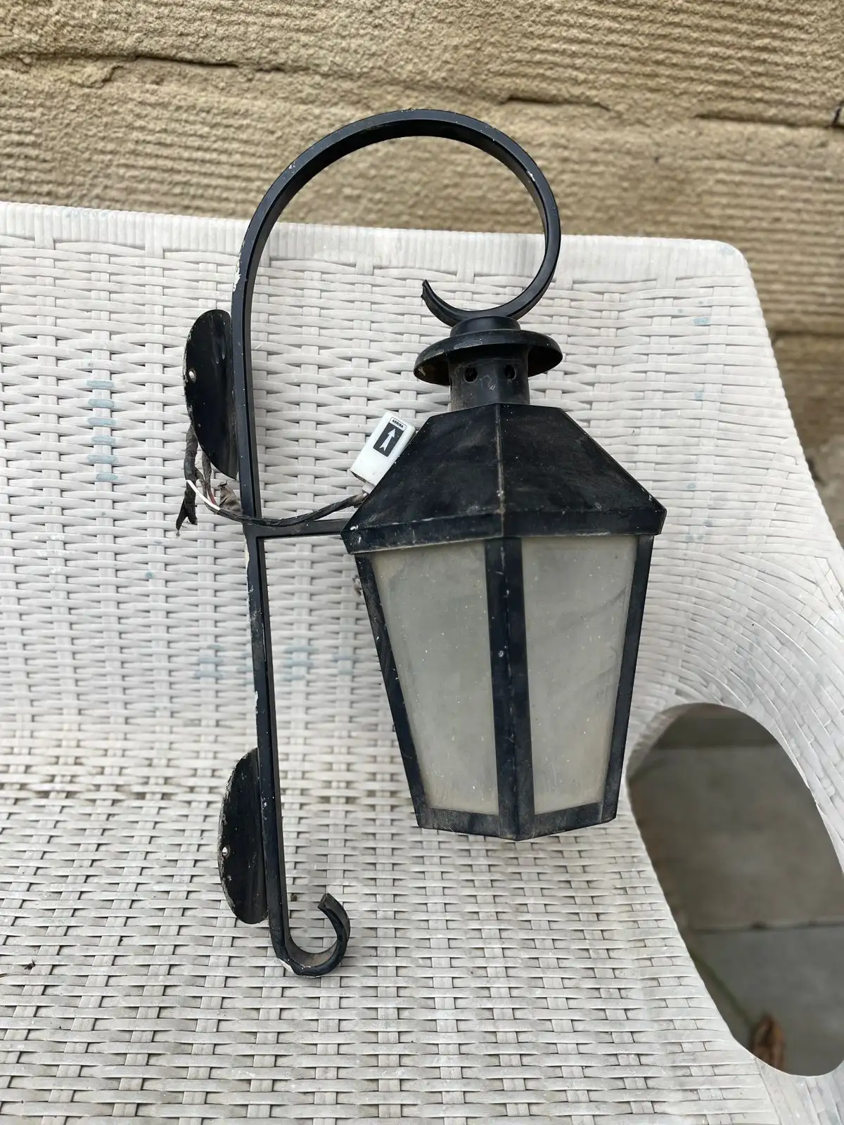 El farol mide 36 cm y el total con el “ parante” o sea el largo que lo sostiene total 60 cm Es de exterior 2
