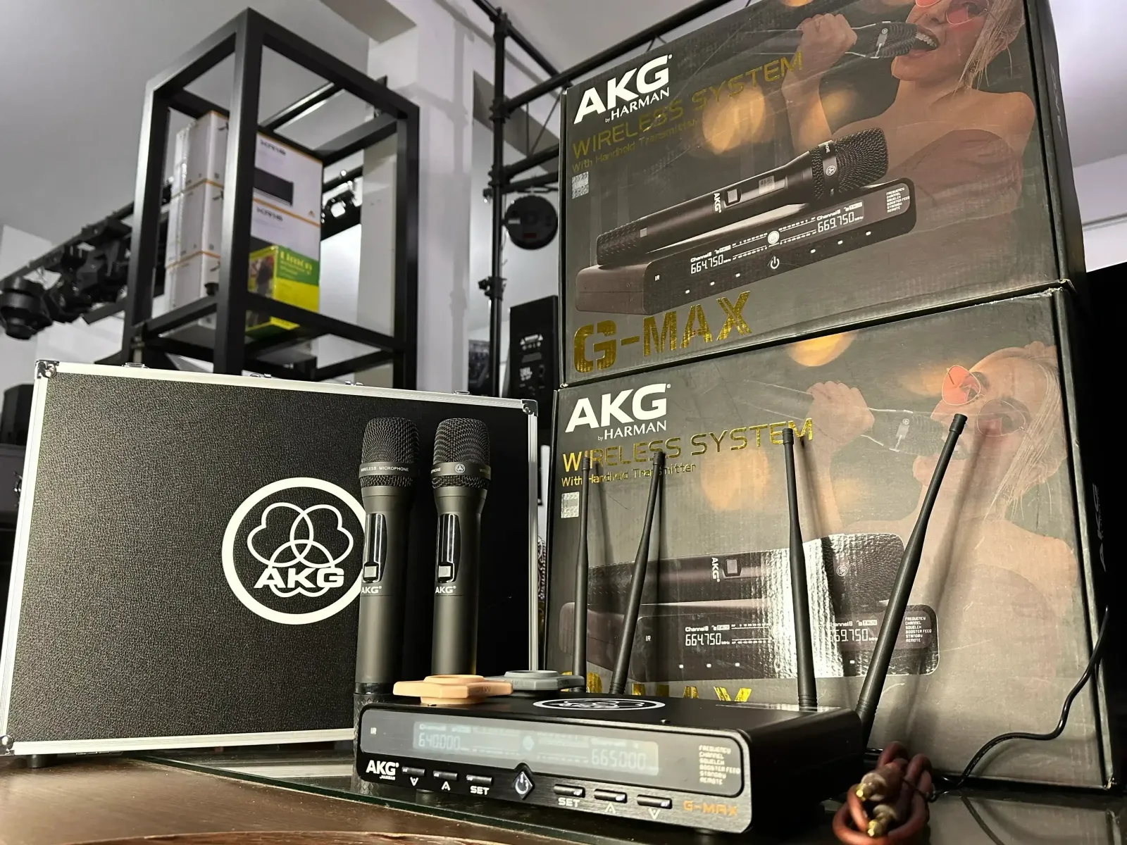 AKG G-MAX BY HARMAN EL AKG G-MAX suoer al akg duos, tiene frecuencia cambiable ademas de estructura metalica en los microfonos y el receptor, tiene una distancia real de 179 Metros, incluye pilas AA 4 antenas, conector a corriente, cable plug  El receptor tiene entradas canon y plug  INCLUYE MALETIN DE TRANSPORTE