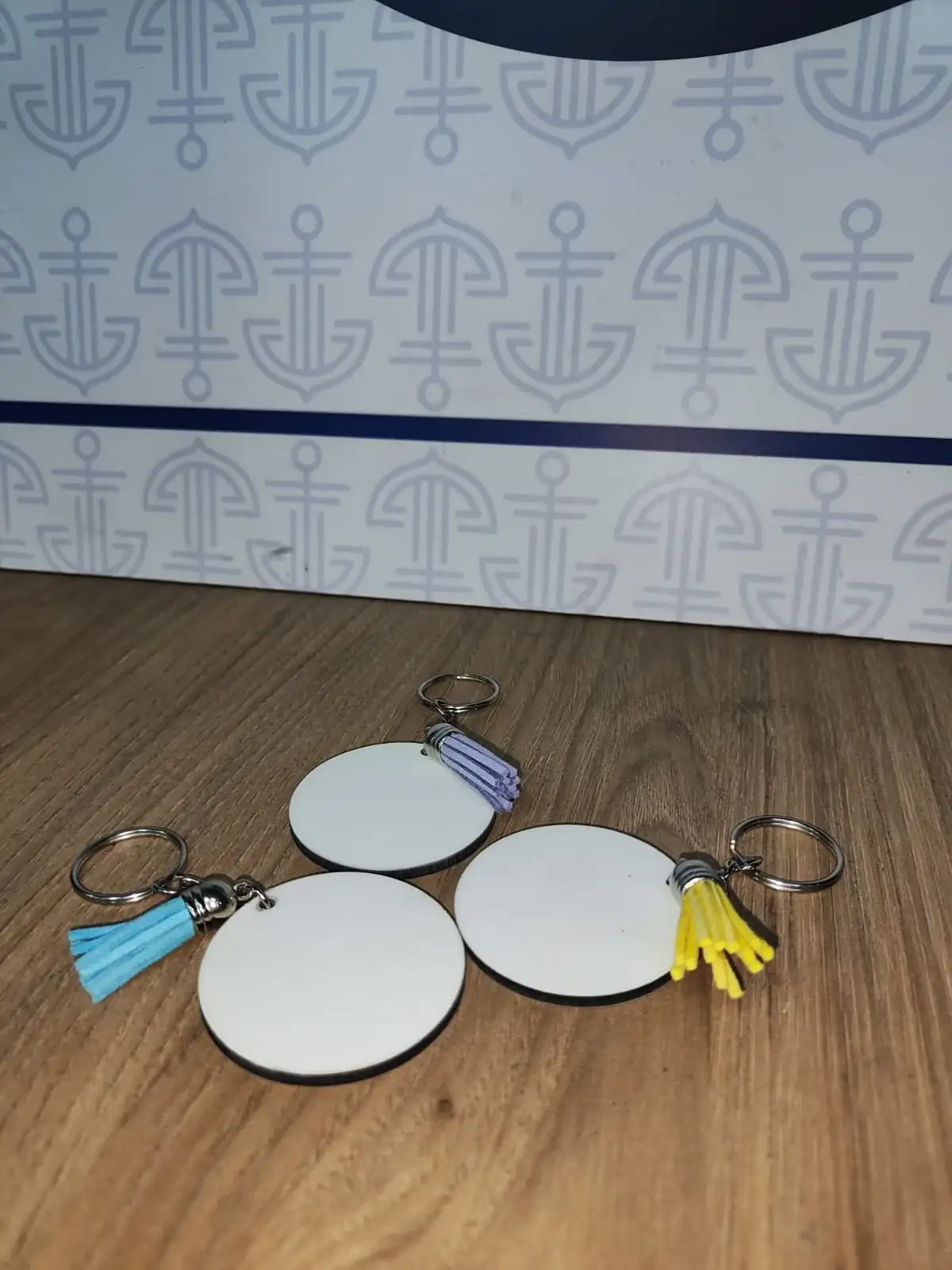 LLAVERO EN MDF CON COLGANTE