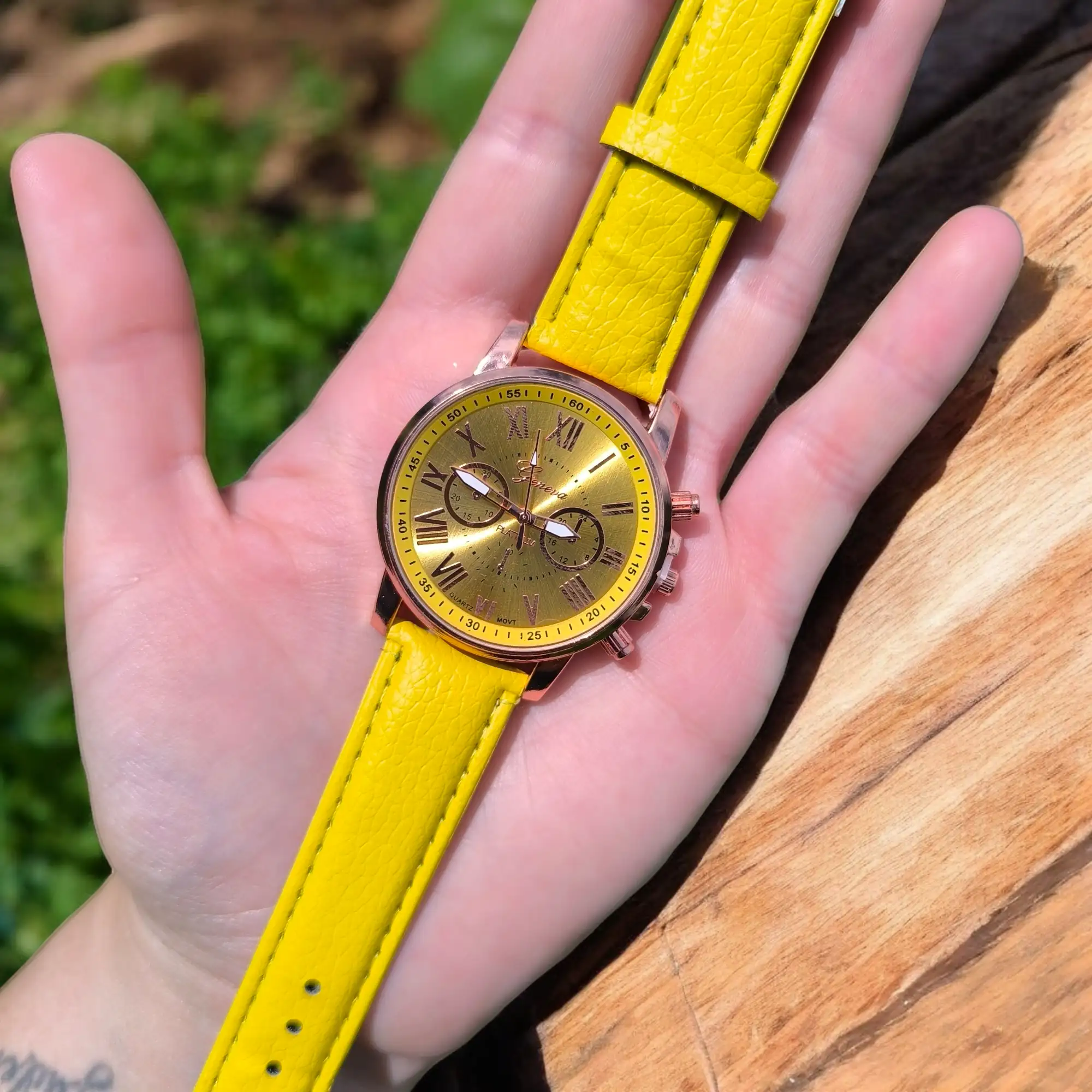 Reloj redondo amarillo  2