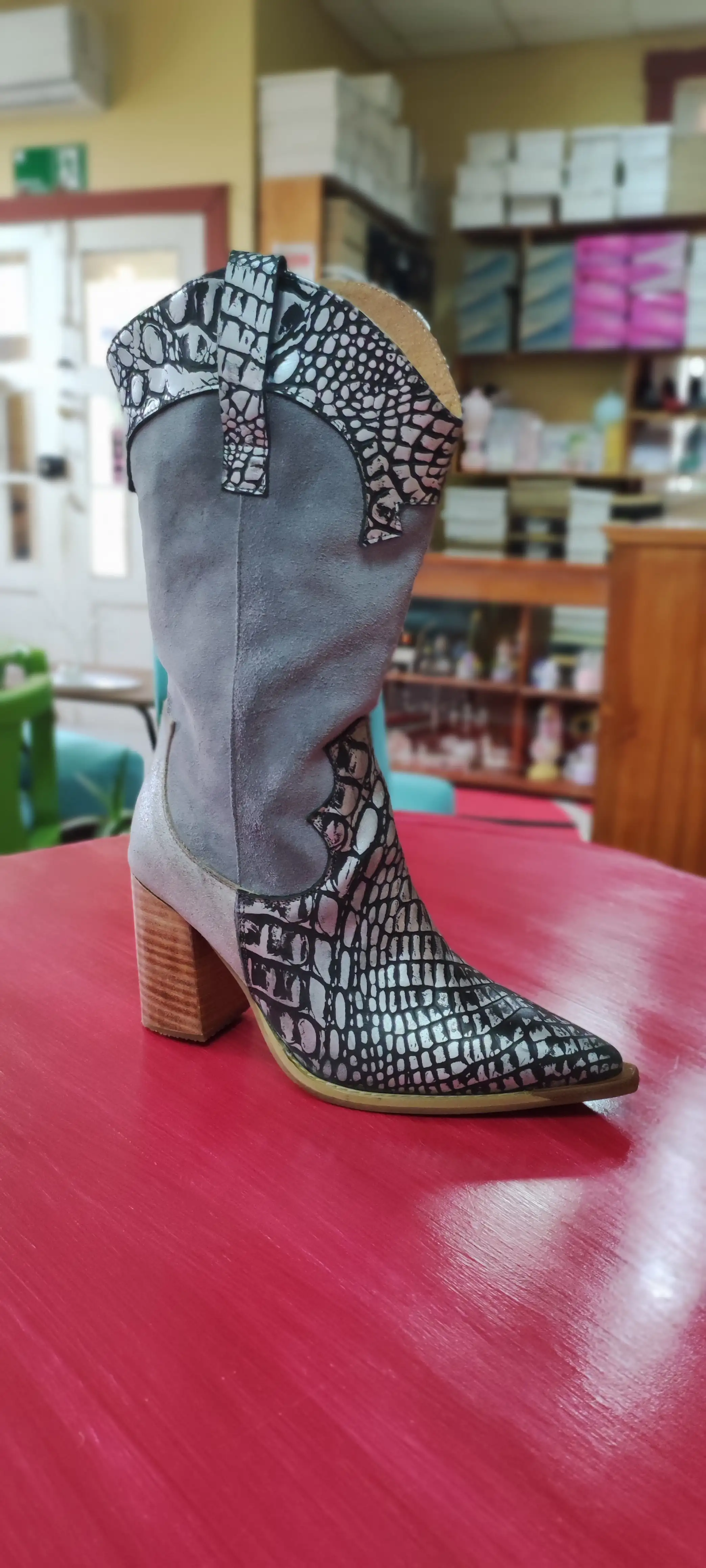 Bota vaquera gris