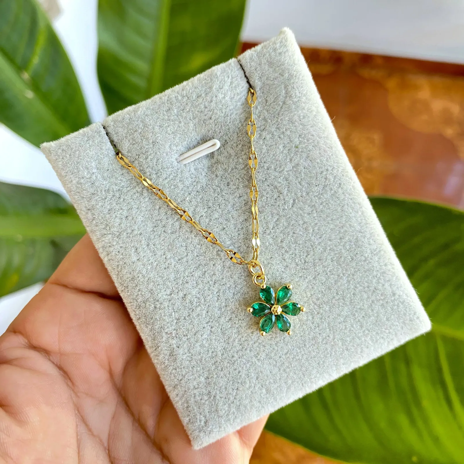 Cadena Y Dije En Acero Con Piedra Circon De Flor Verde Pequeña  2