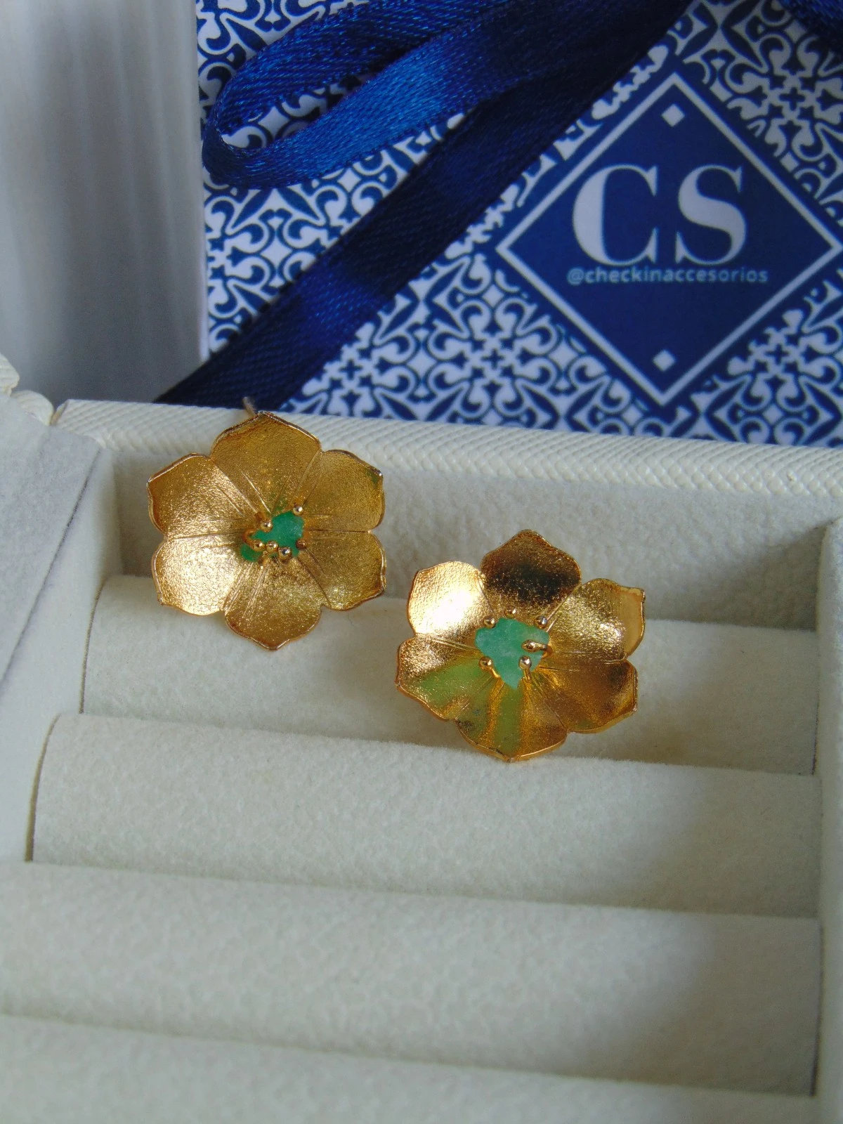ARETE TOPO BAÑO DE ORO 24K FLOR MURRALLA ESMERALDA 2