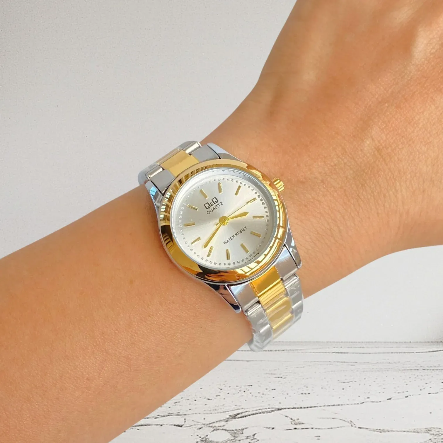 Reloj Q&Q Original Acero Redondo Análogo Bicolor Fondo Plateado 2