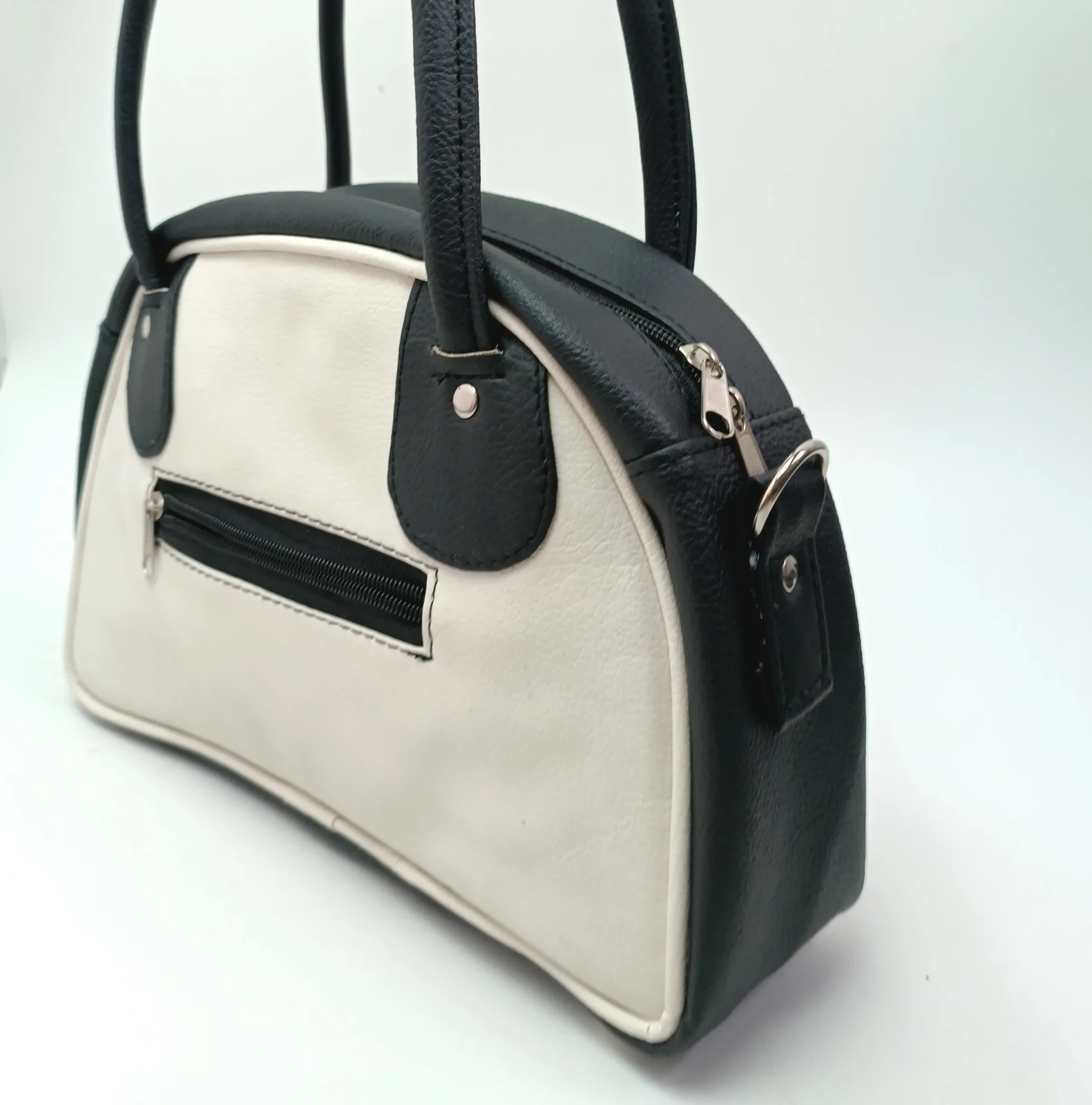 Bolso media luna negro y crema  2