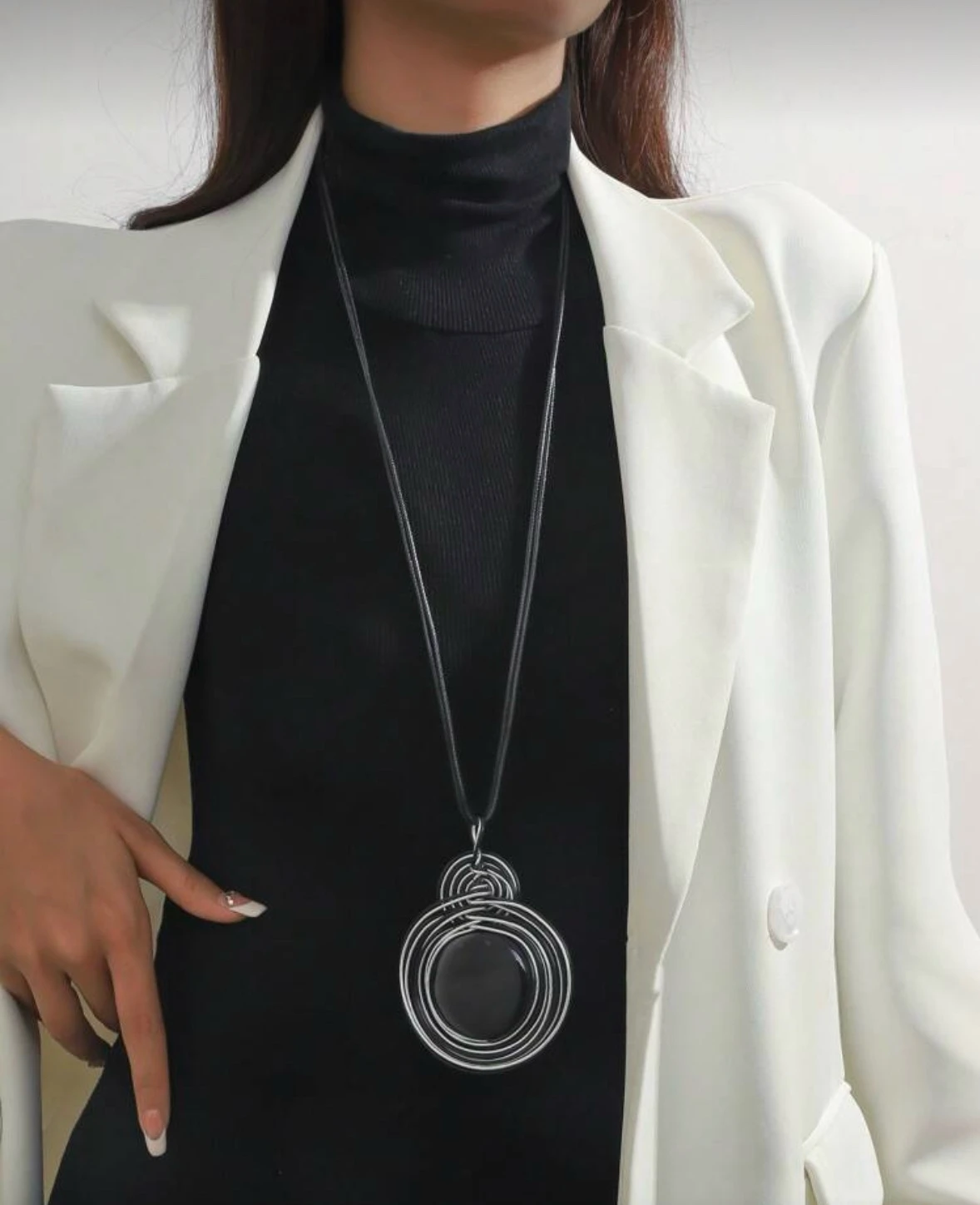 Colgante con piedra negra