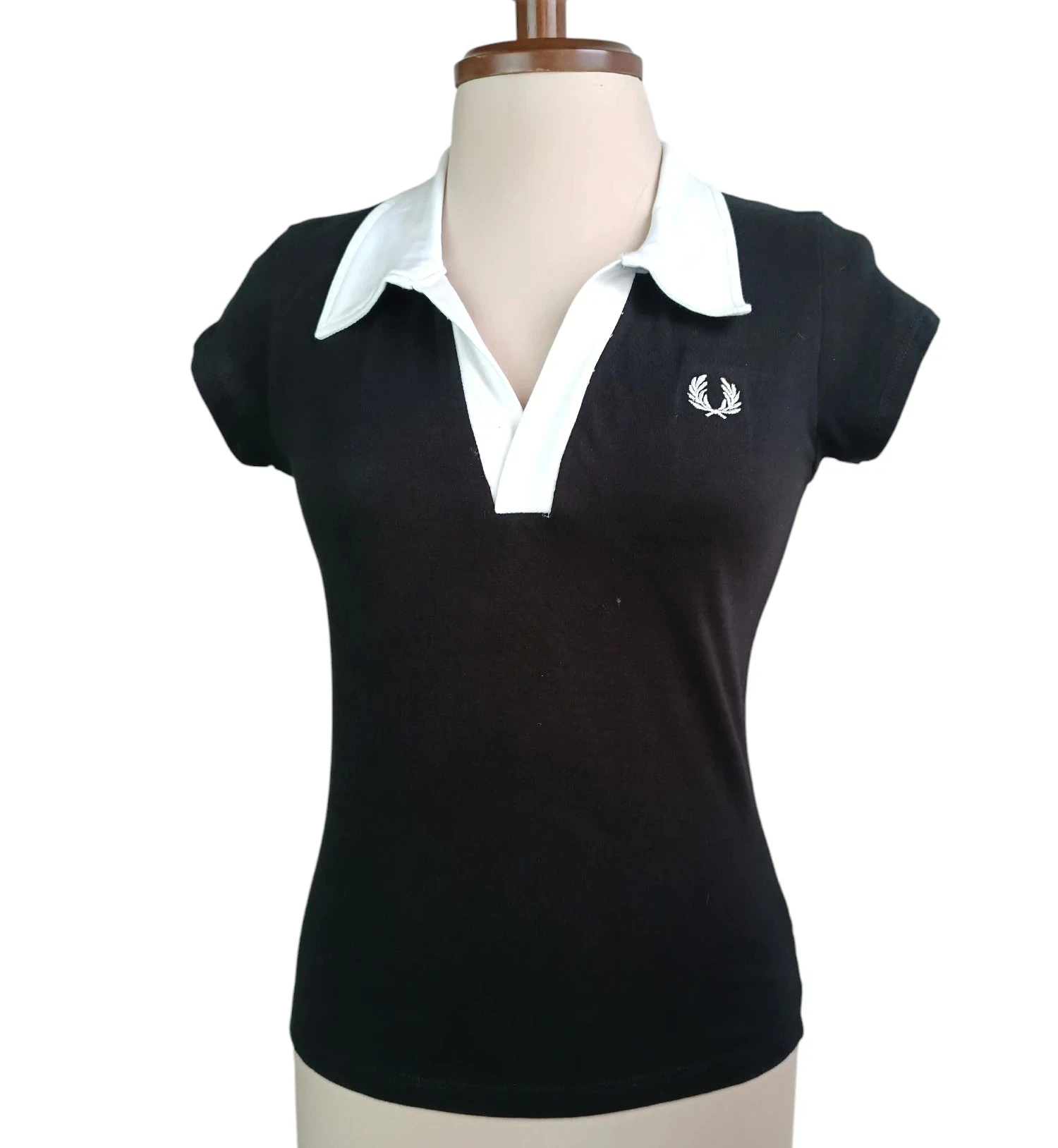 Blusa negra con cuello blanco 