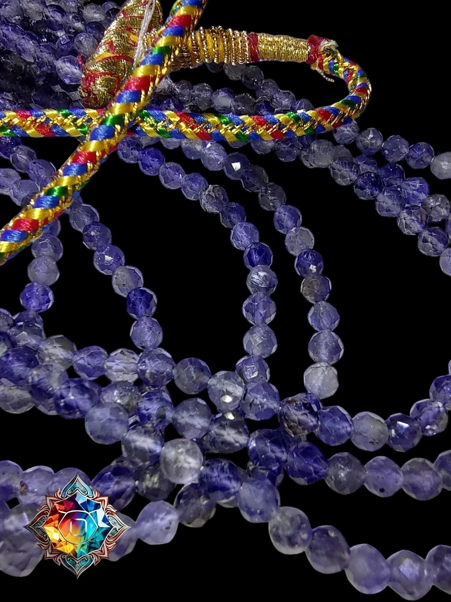 Inmejorable collar de gemas de iolita microfacetadas genuinas.