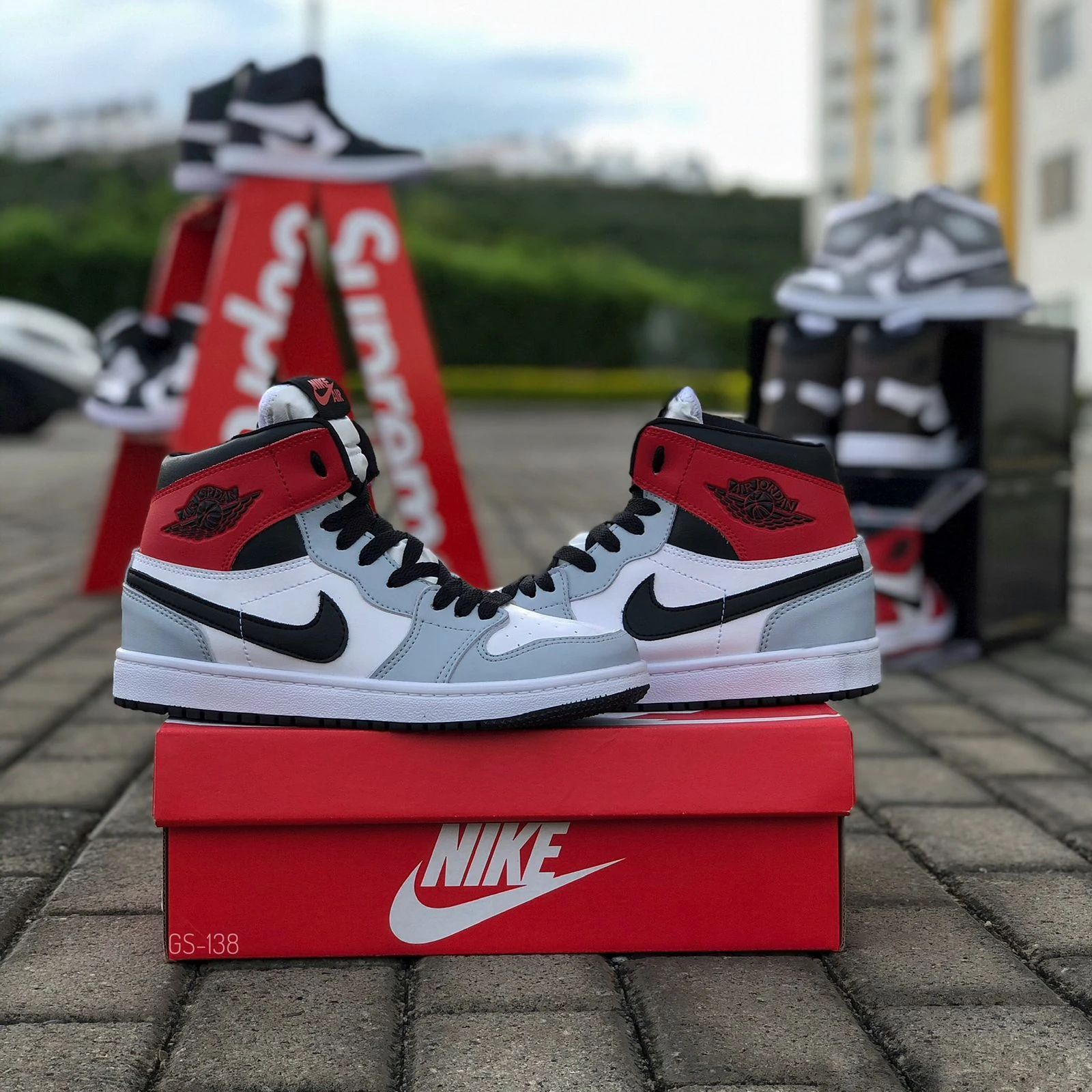 NIKE JORDAN 1 MID (Colombiano)