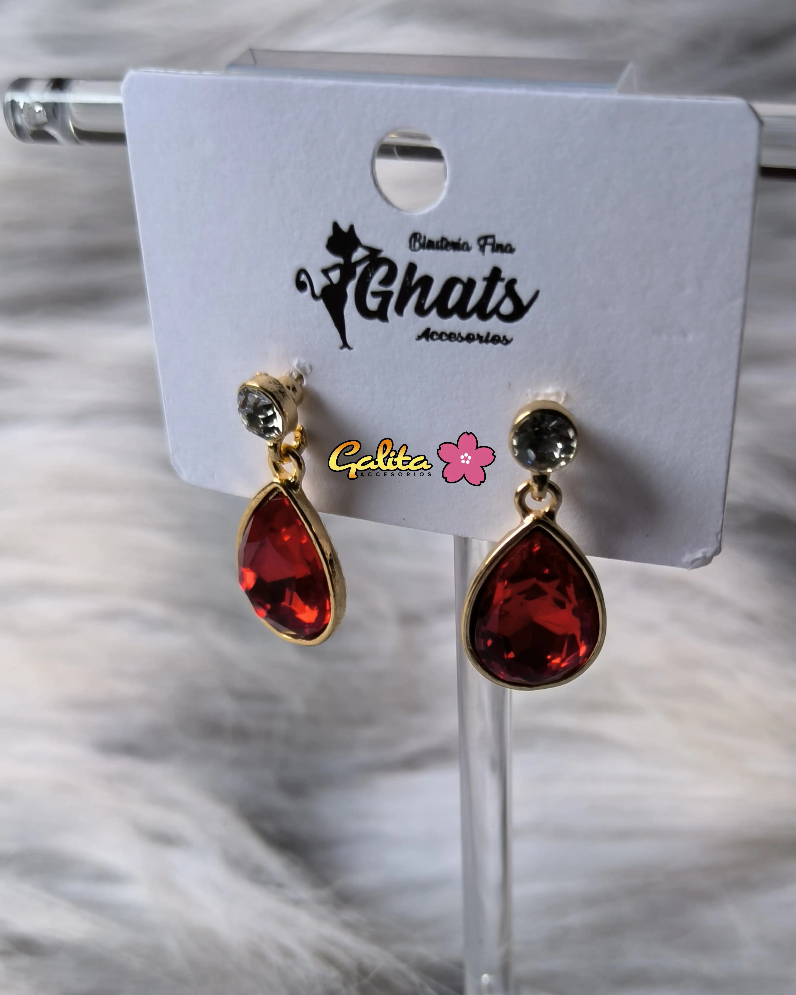 Mini arete con strass de vidrio rojo