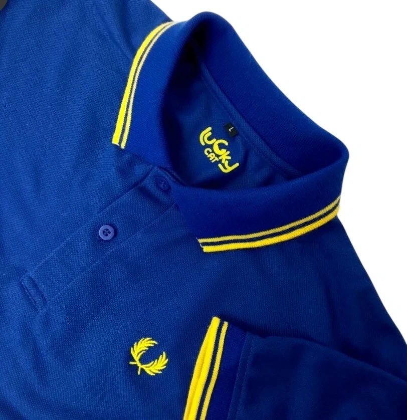 Camisa polo azul rey con lineas amarillas 
