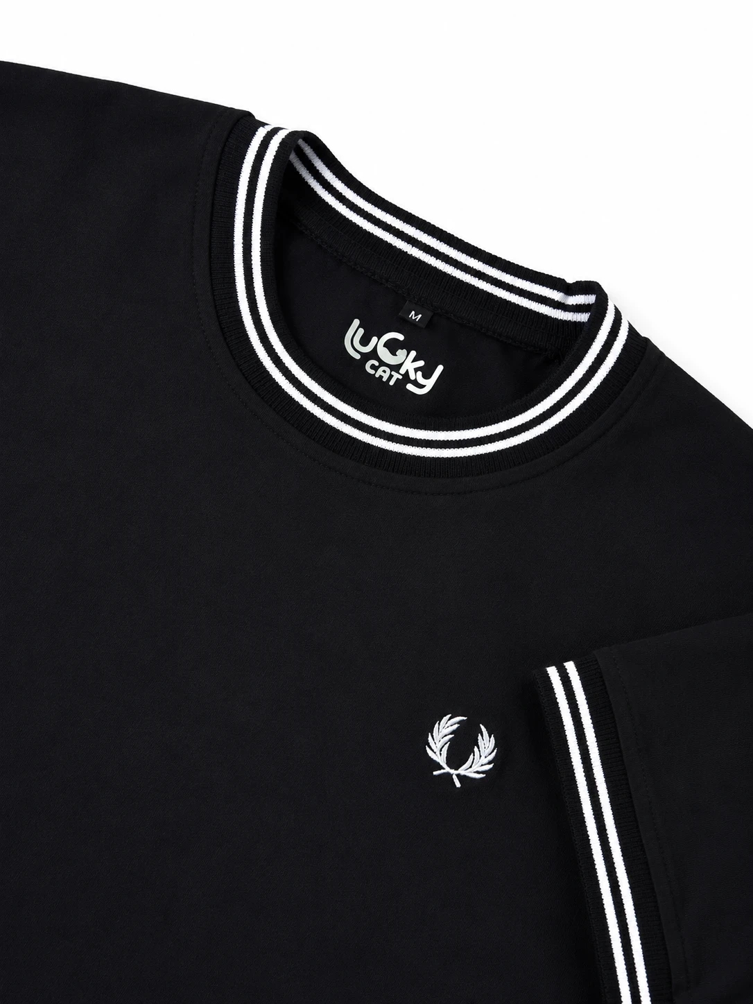 Camiseta negra cuello rayas blancas XL