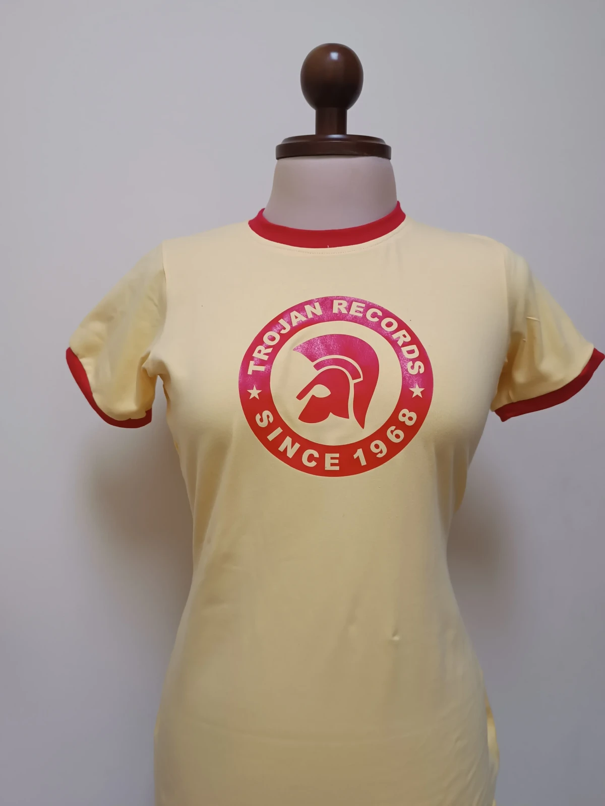 Camiseta amarilla con estampado rojo