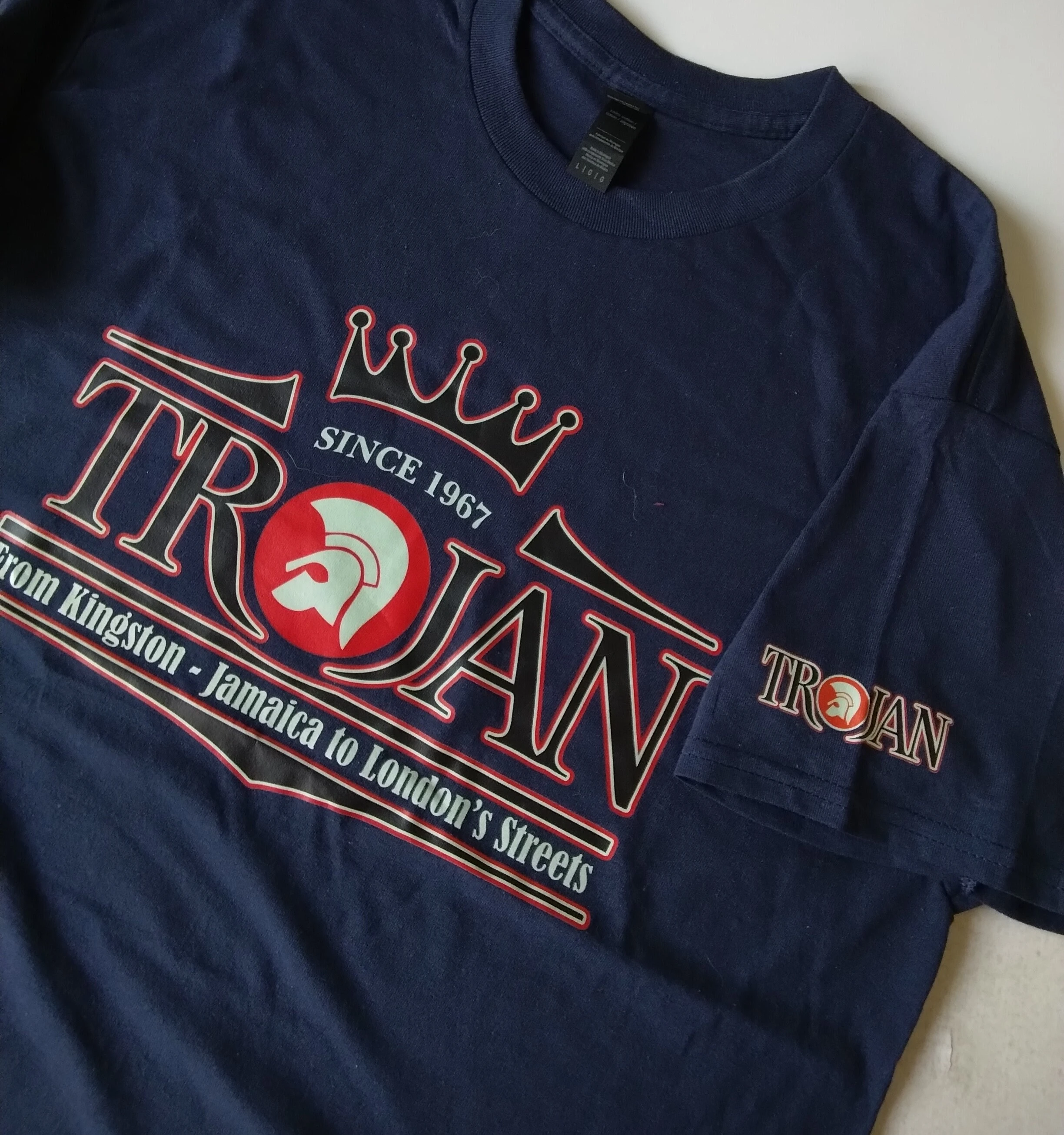 Camiseta azul oscuro estampado trojan