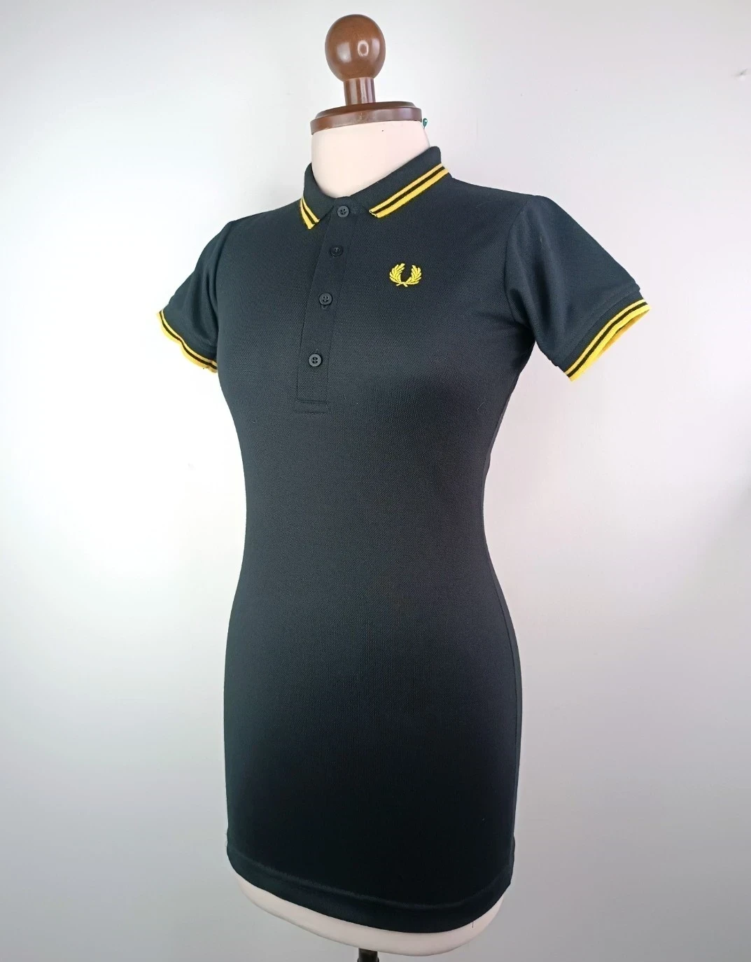 Vestido tipo polo negro con líneas amarillas