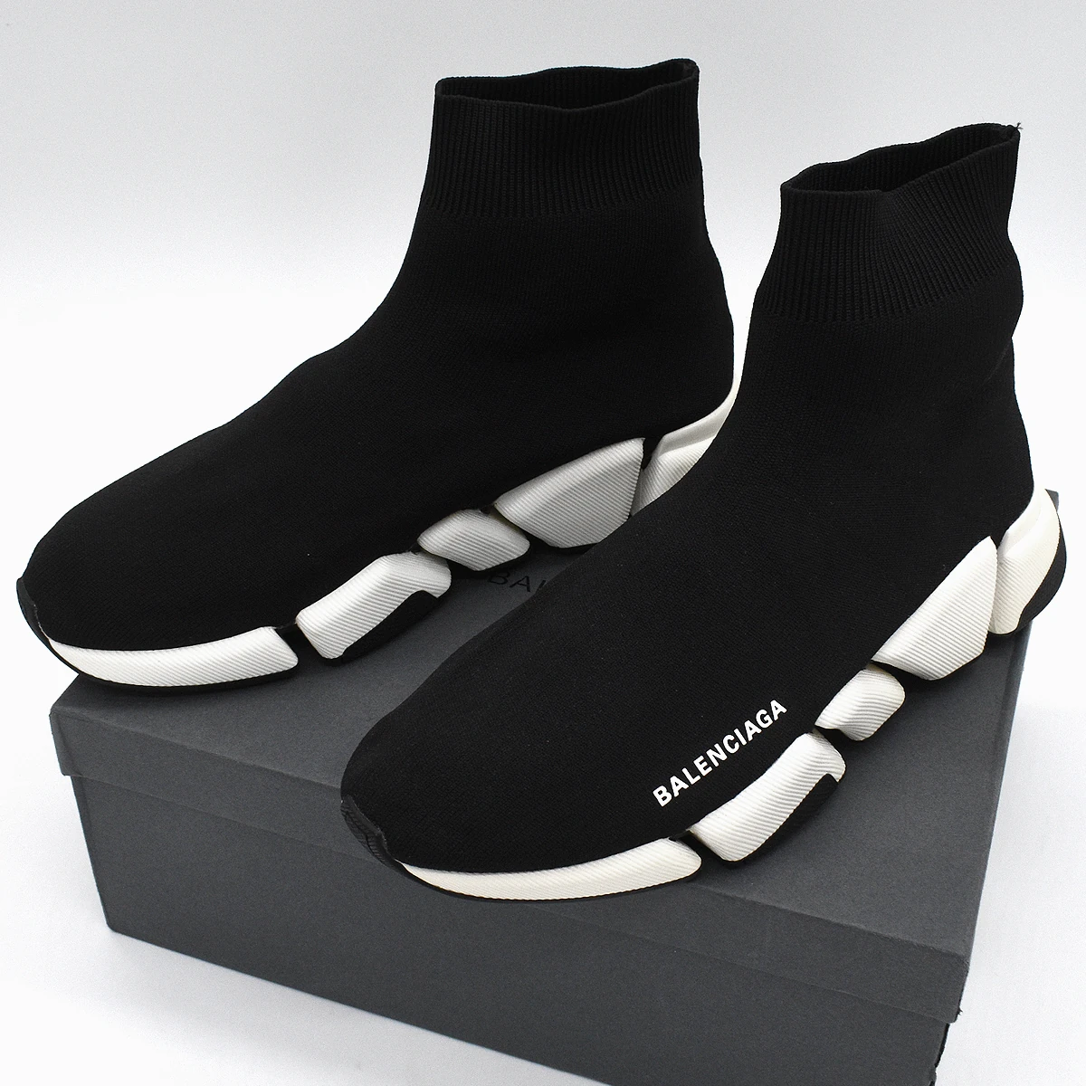 Balenciaga Speed 2.0 en blanco y negro 4