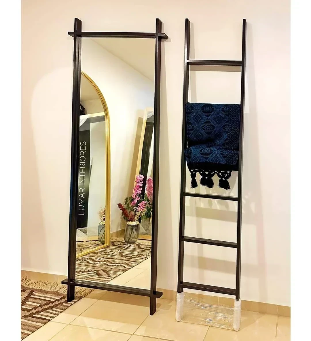 Espejo RUBI TONO NEGRO CON PERCHERO (Escalera) 9