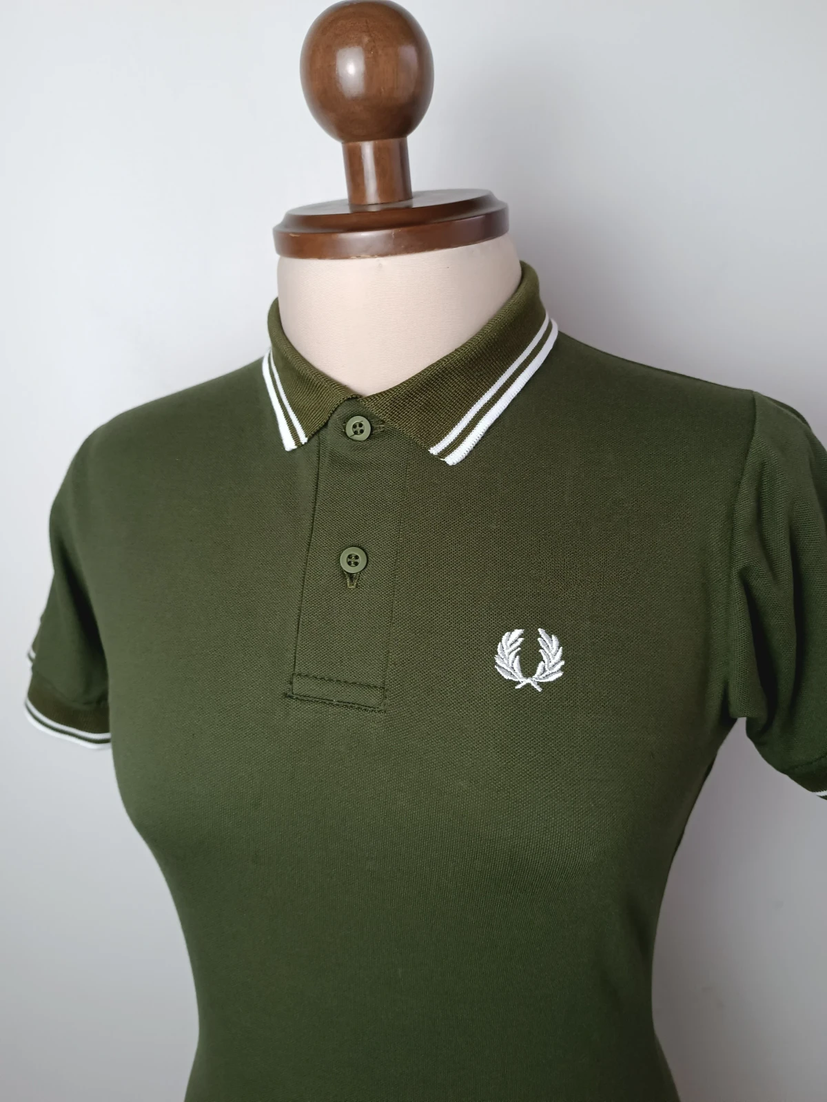 Camisa Polo verde militar con blanco 2